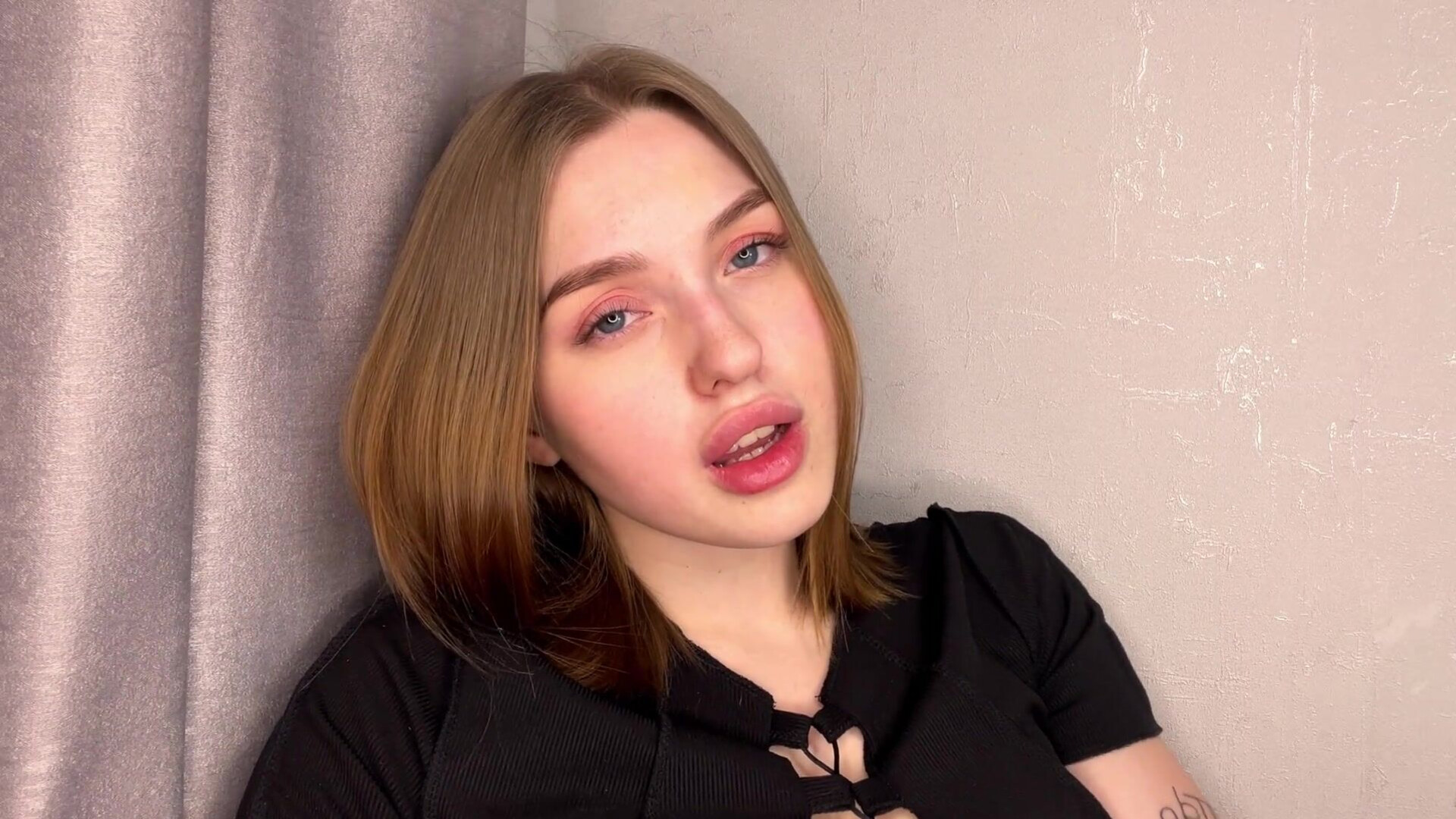 Sasha Honey A Girl With A Juicy Ass Cums While At Home Alone - solo - softcore - amateur
