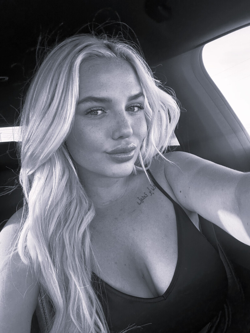 rubia exquista de grandes tetangas - babe - cute