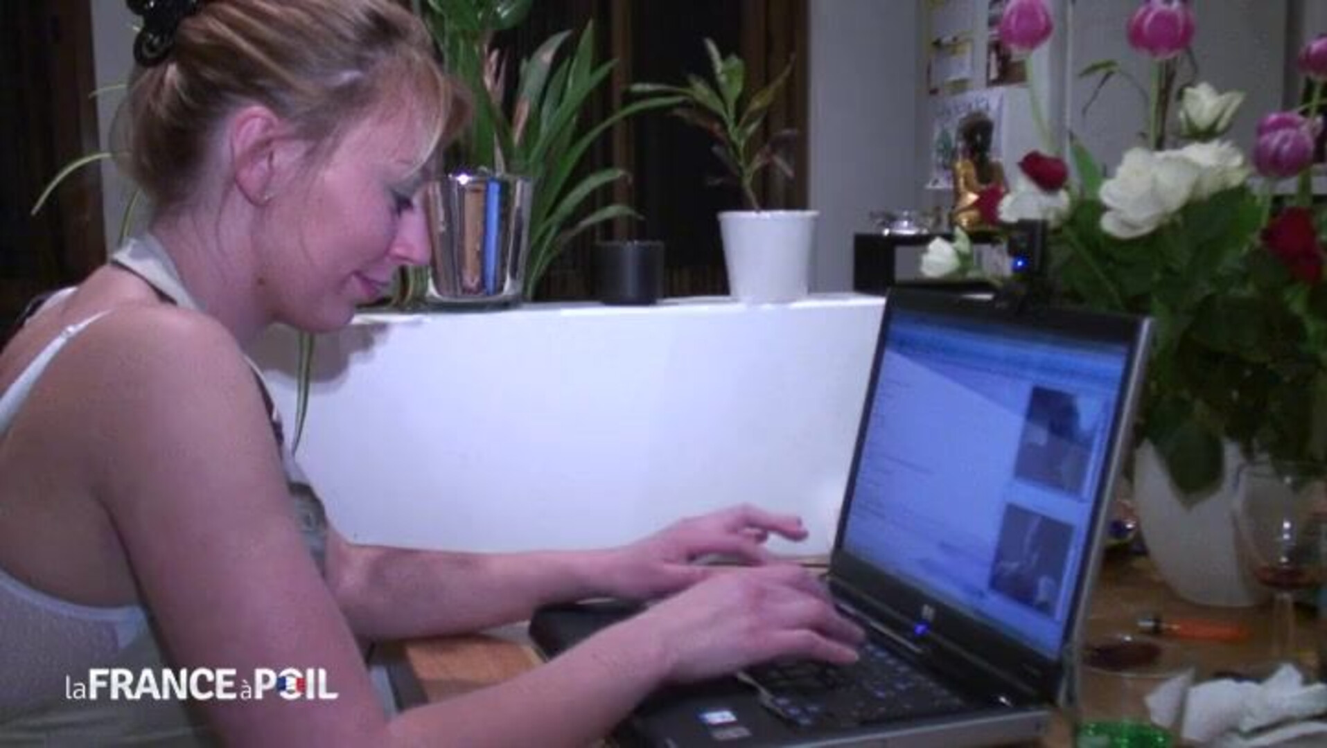 Alix Files French Porn Star Shows Her Biggest Fan Her Anal Fisting Over Webcam - milf - mature - big ass - blowjob