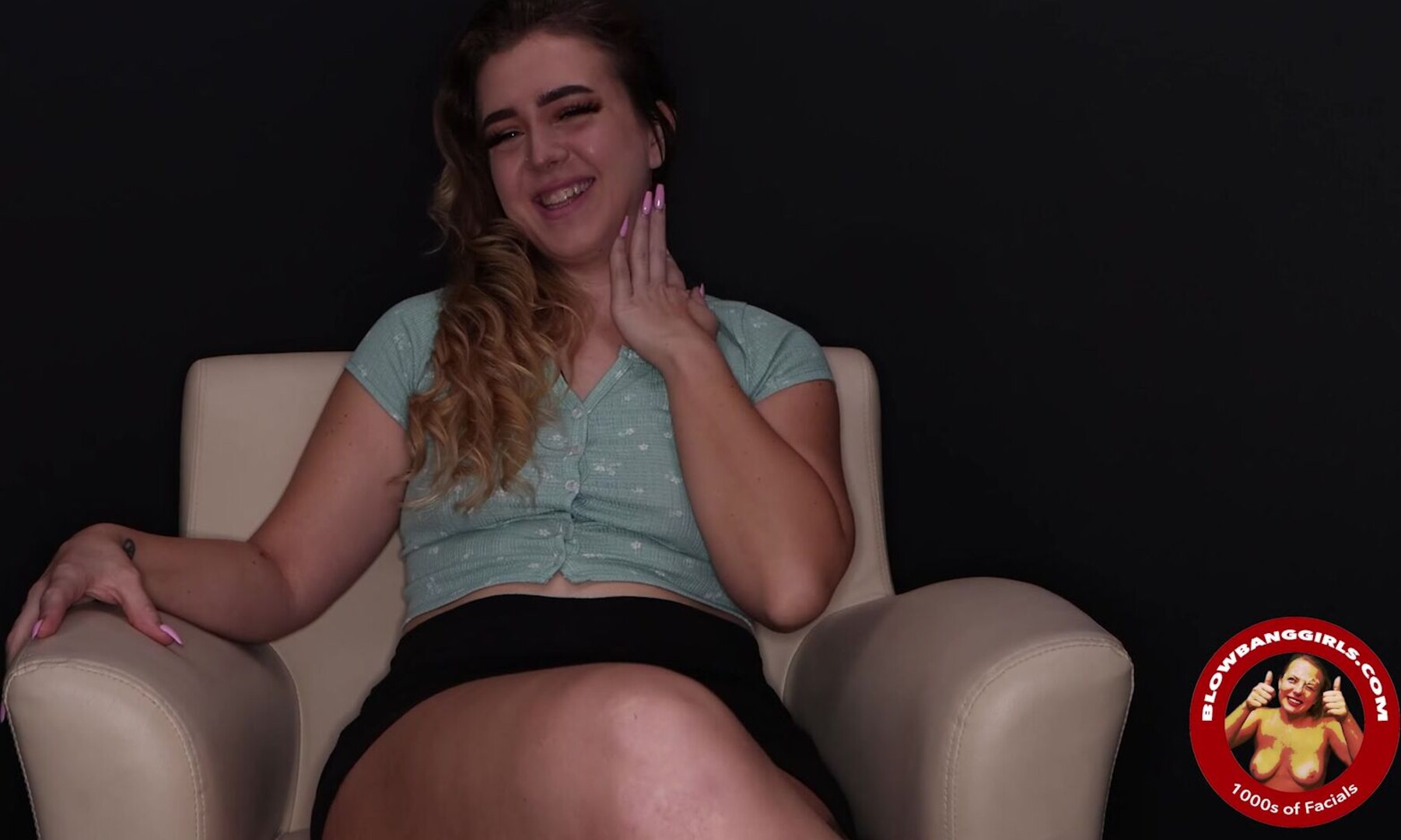 Elizabeth Sexy newbie does her first blowbang in HD - blowbang