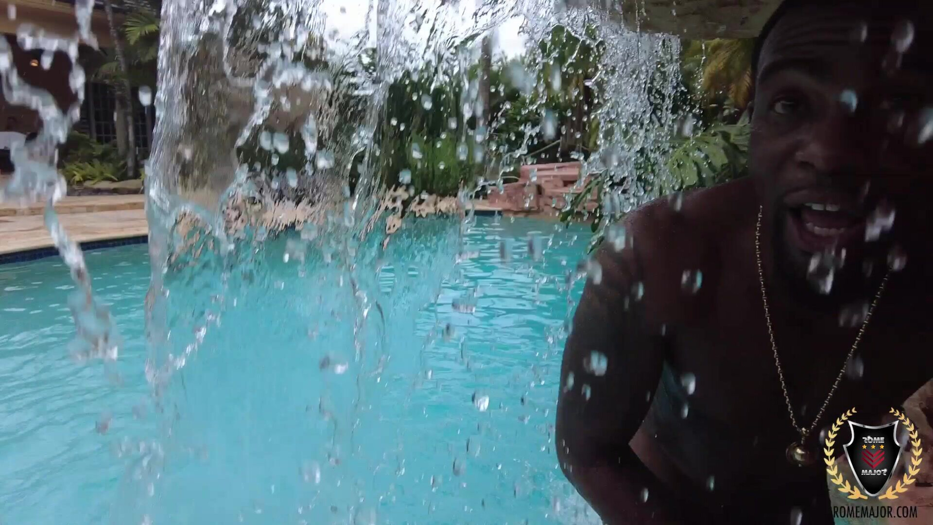 Sisi Pesos Sisi's Dripping Waterfalls in HD - black