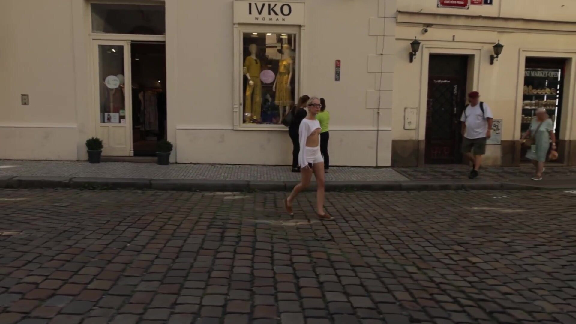 Bella Spark aka Emma White Isabel Dolcè Emma In White In Public - teen - babe