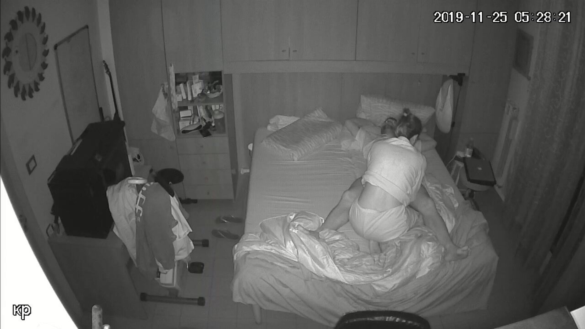 Con la esposa en la habitación - teen - girlfriend - amateur - blowjob