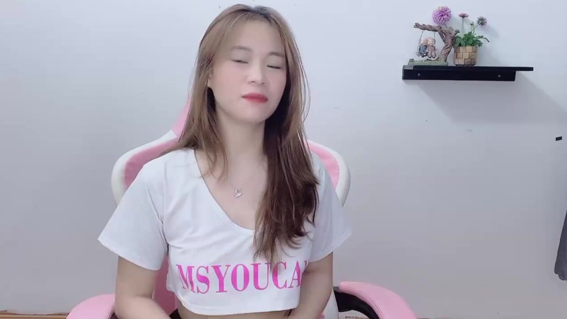 Luna 2023 07 03 - asian - webcam - luna