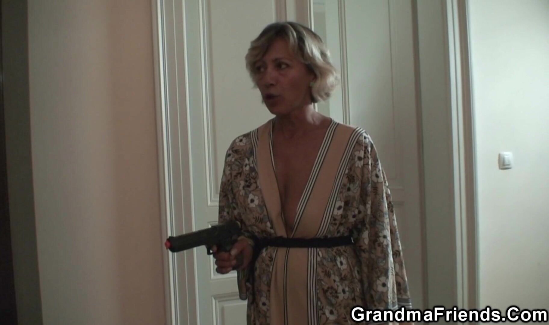 Miluse A robbery gone horny Miluse - mature - blowjob - mom