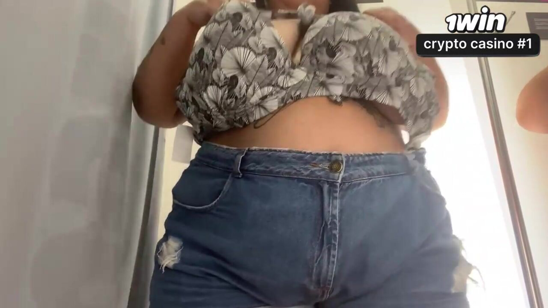 Uma mulher plus size faz uma performance sensual no provador de uma loja de roupas em - brasileiras - bbw (obesas) - exibicionista - peitos grandes - public - mulher solo - tattoo girl - peitões - hardcore - gorda
