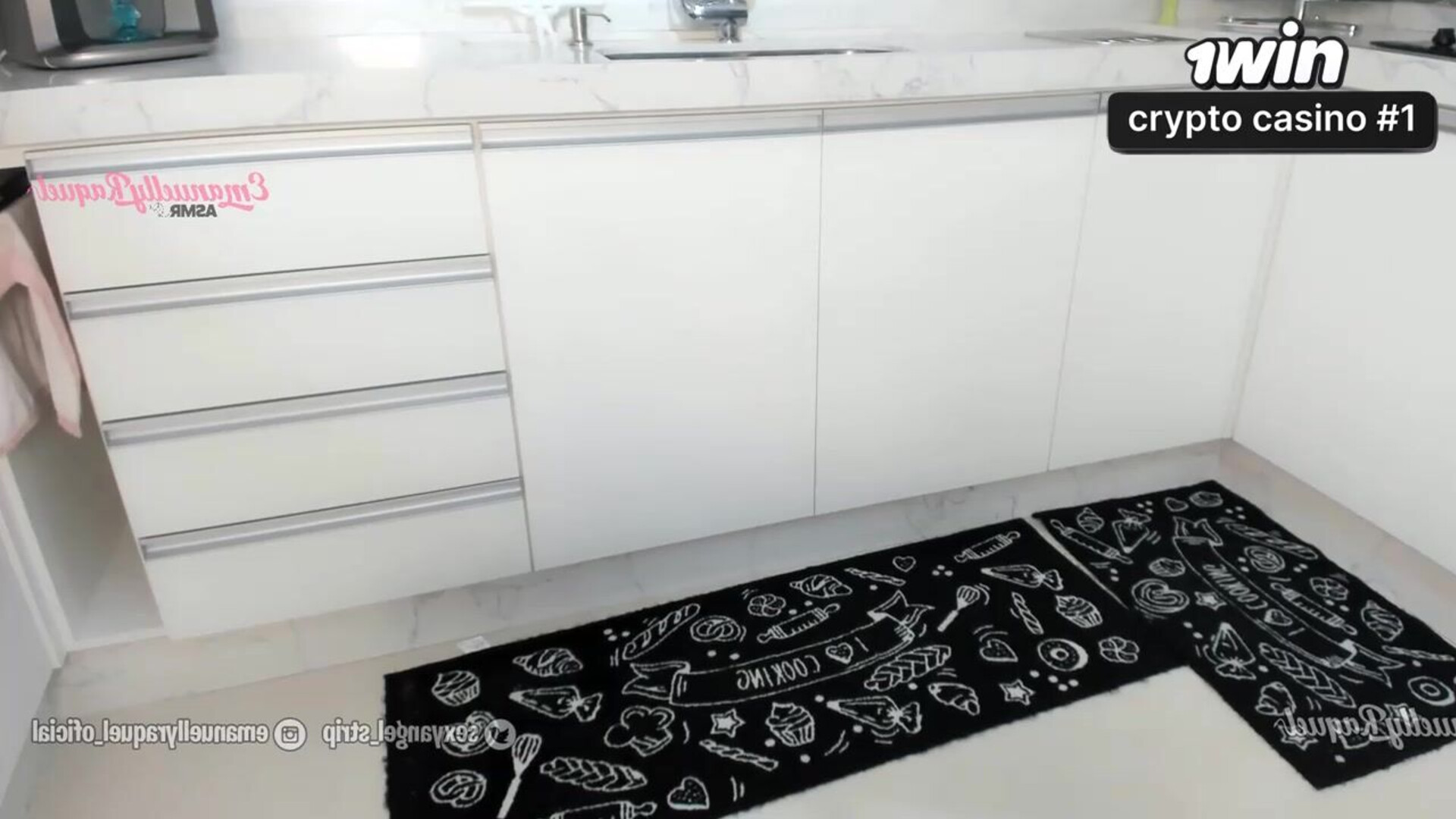 Esposa infiel mostra ao marido cornudo como ela transa com o amigo na cozinha - porn - mulher solo - encenação - modelos verificadas - porno hd - peitões - cuckold - esposa infiel - namorada infiel - bunduda