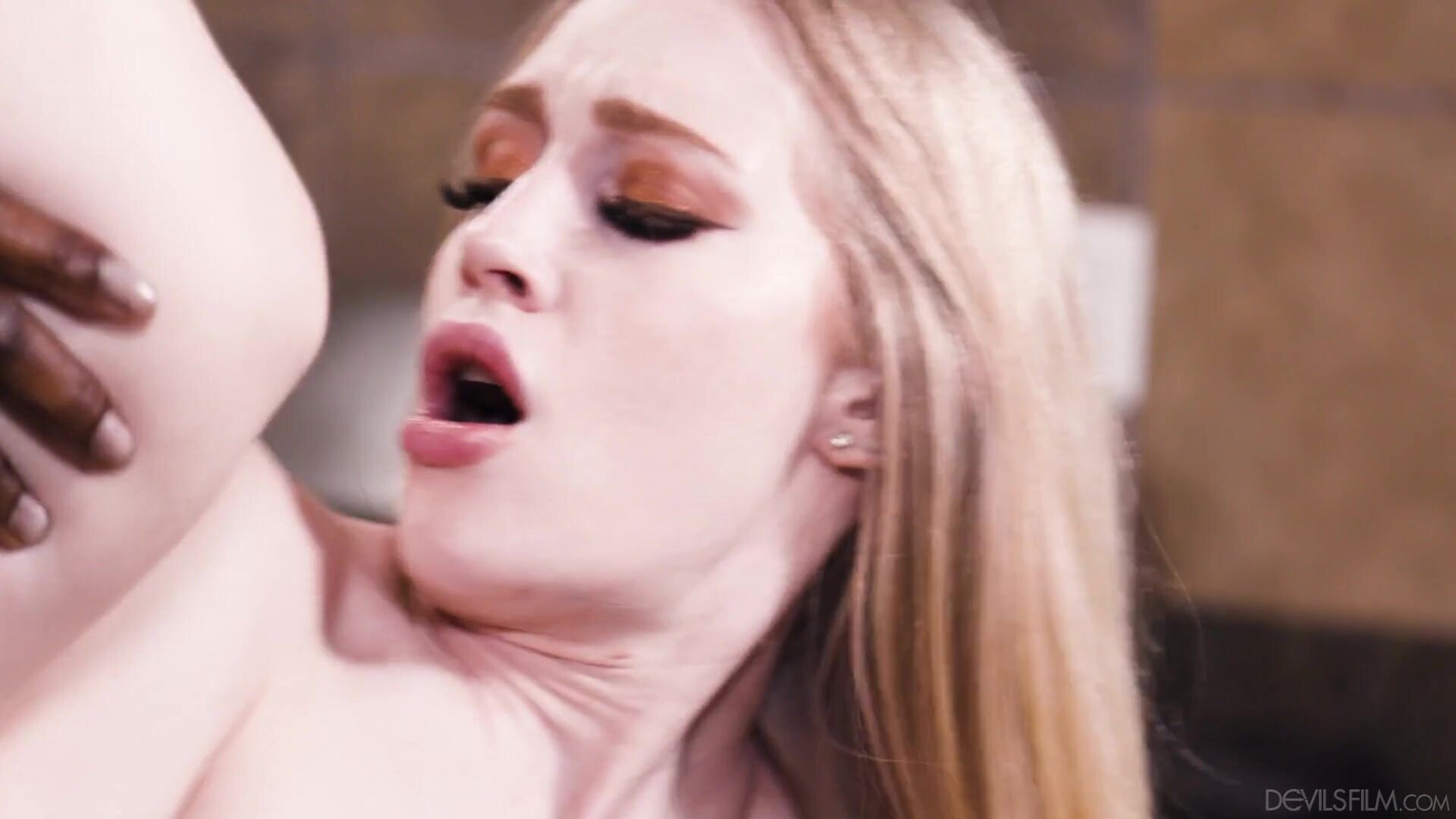 She flashes her tits in the middle of the road - middle