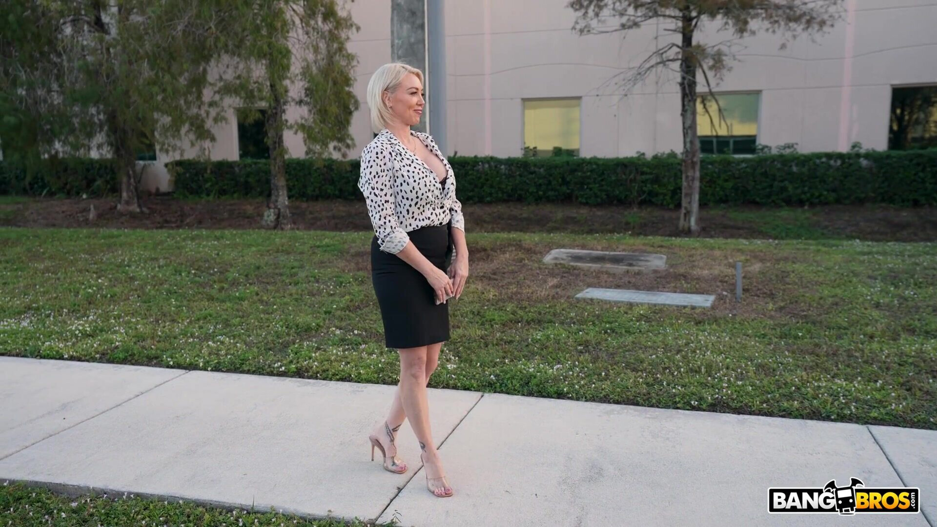 Chloe adams - milf