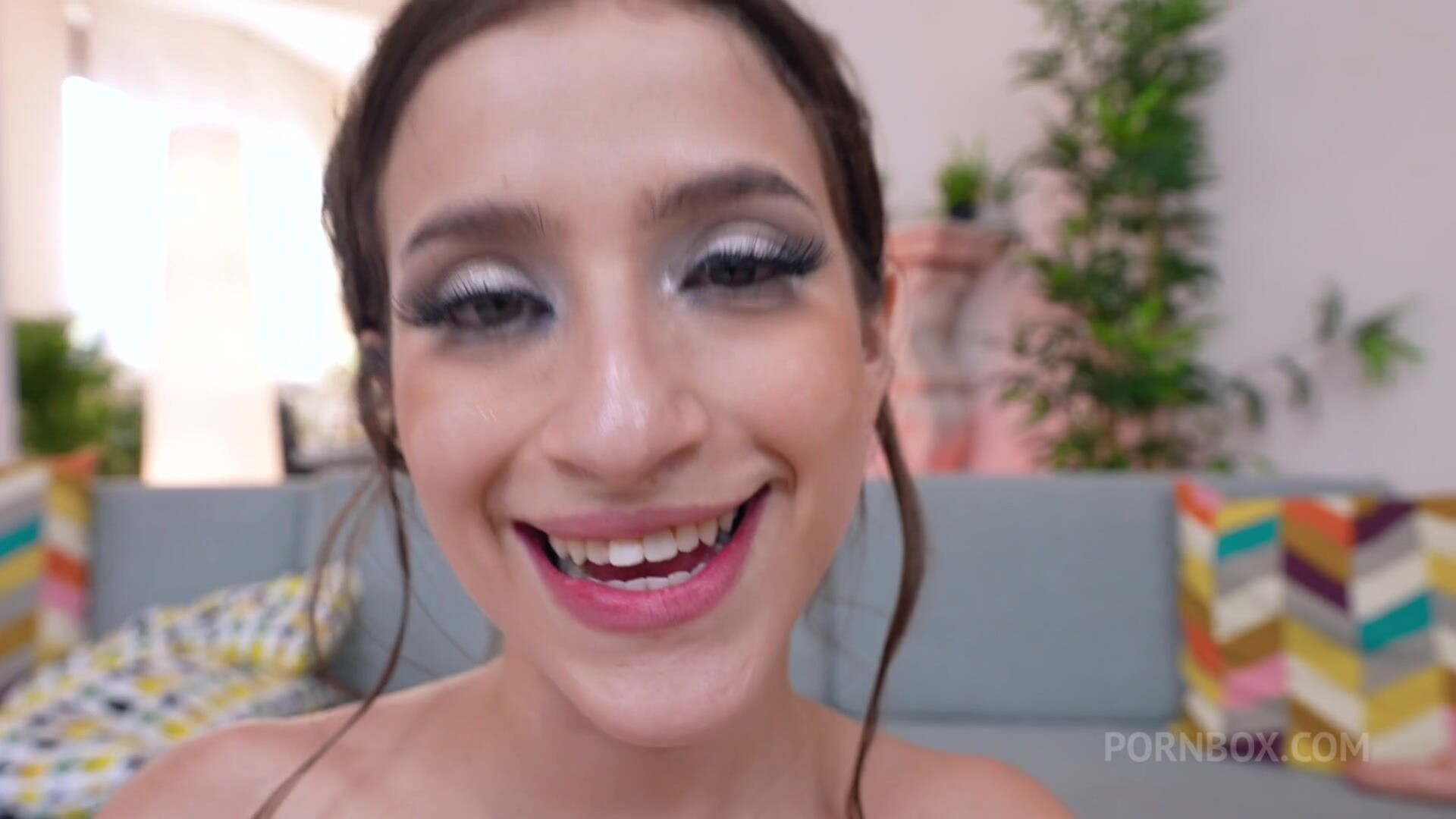 La adolescente caliente de 19 años Sofia recibe una poderosa paliza anal de una polla - latina