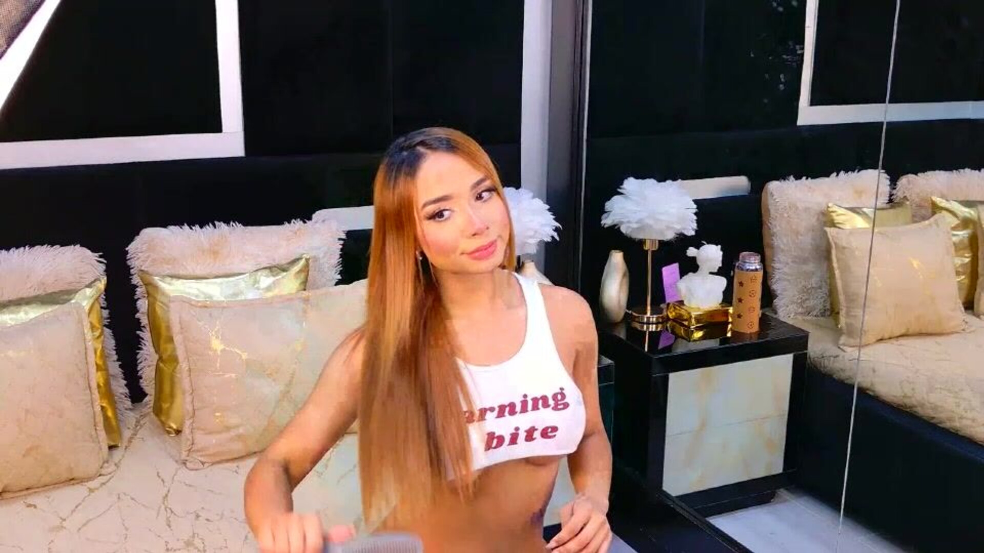 alanaferrara 2025 12 03 22h49m40s - webcam