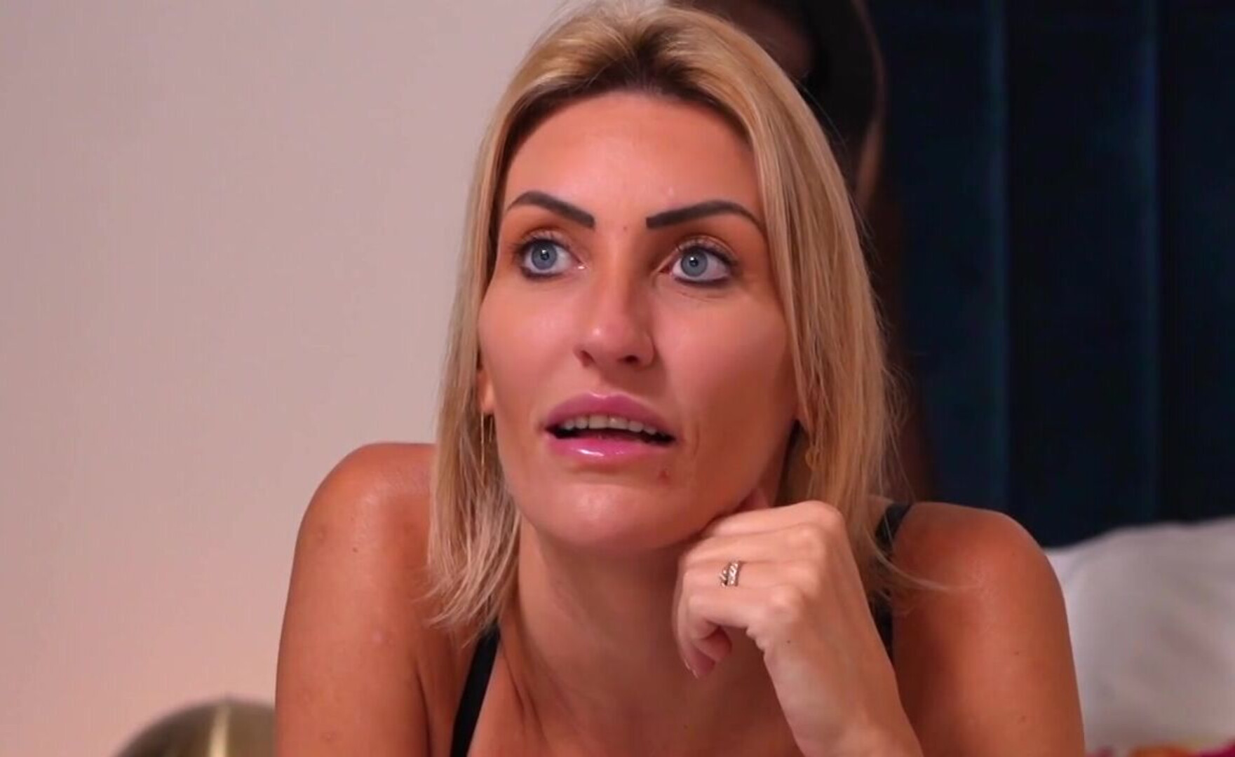 Anouk 30 Years Old, Psychologist - milf - mature - big ass - blowjob