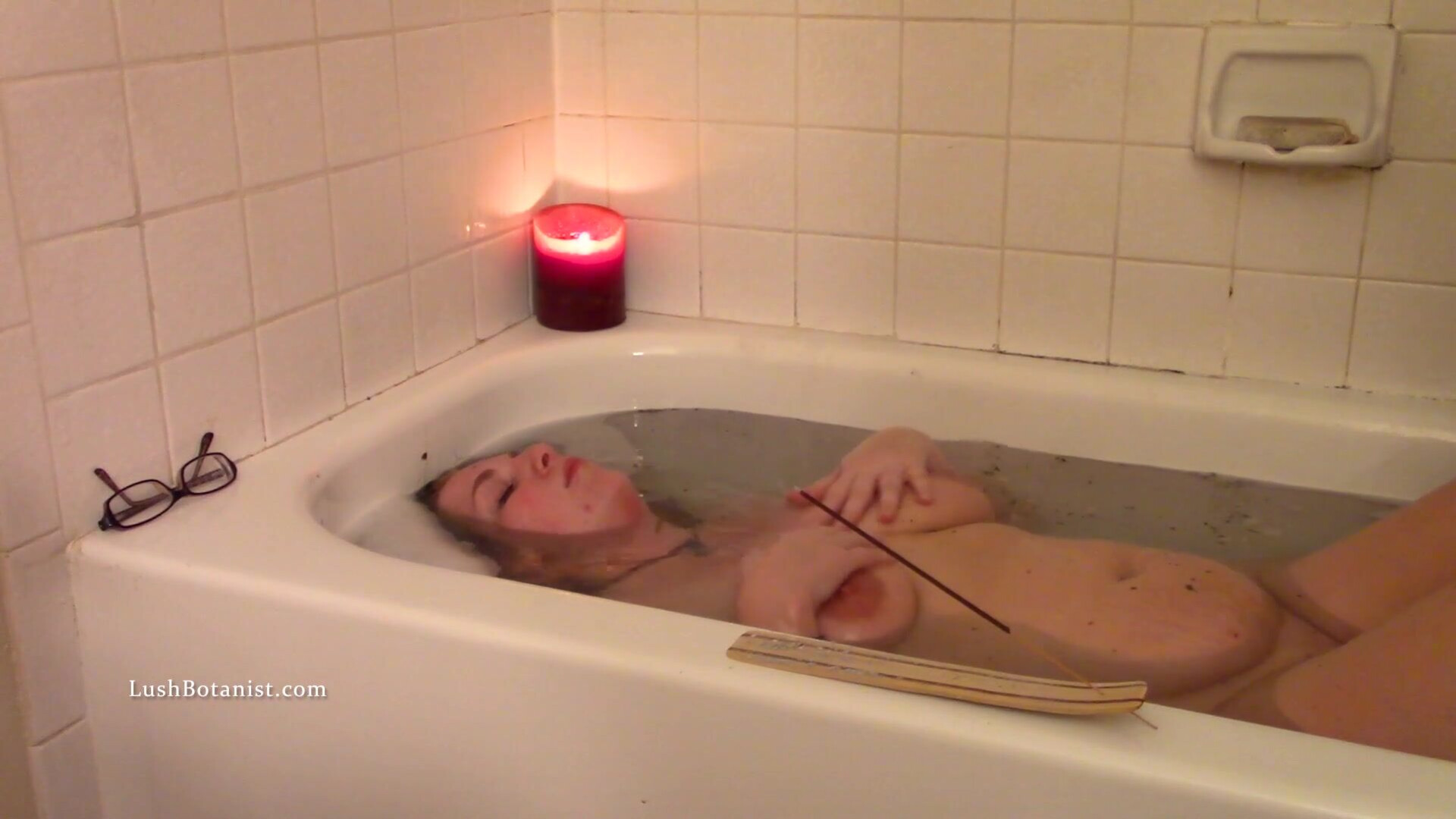 Lush Botanist Full Moon Tub Cleansing - bbw - solo - softcore