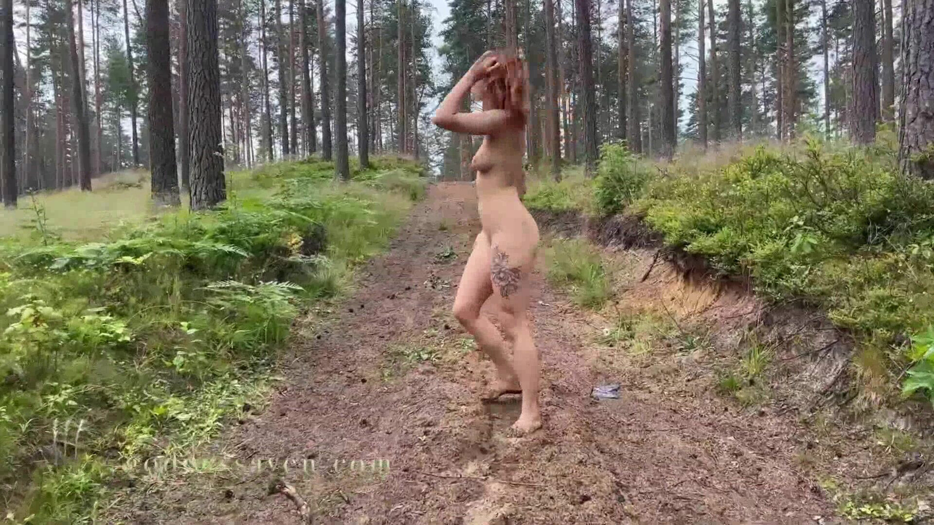 Randonnee en foret d une fille completement nue - french - francais - française - porno francais - baise - plan cul - salope - salope française - belgique - suisse