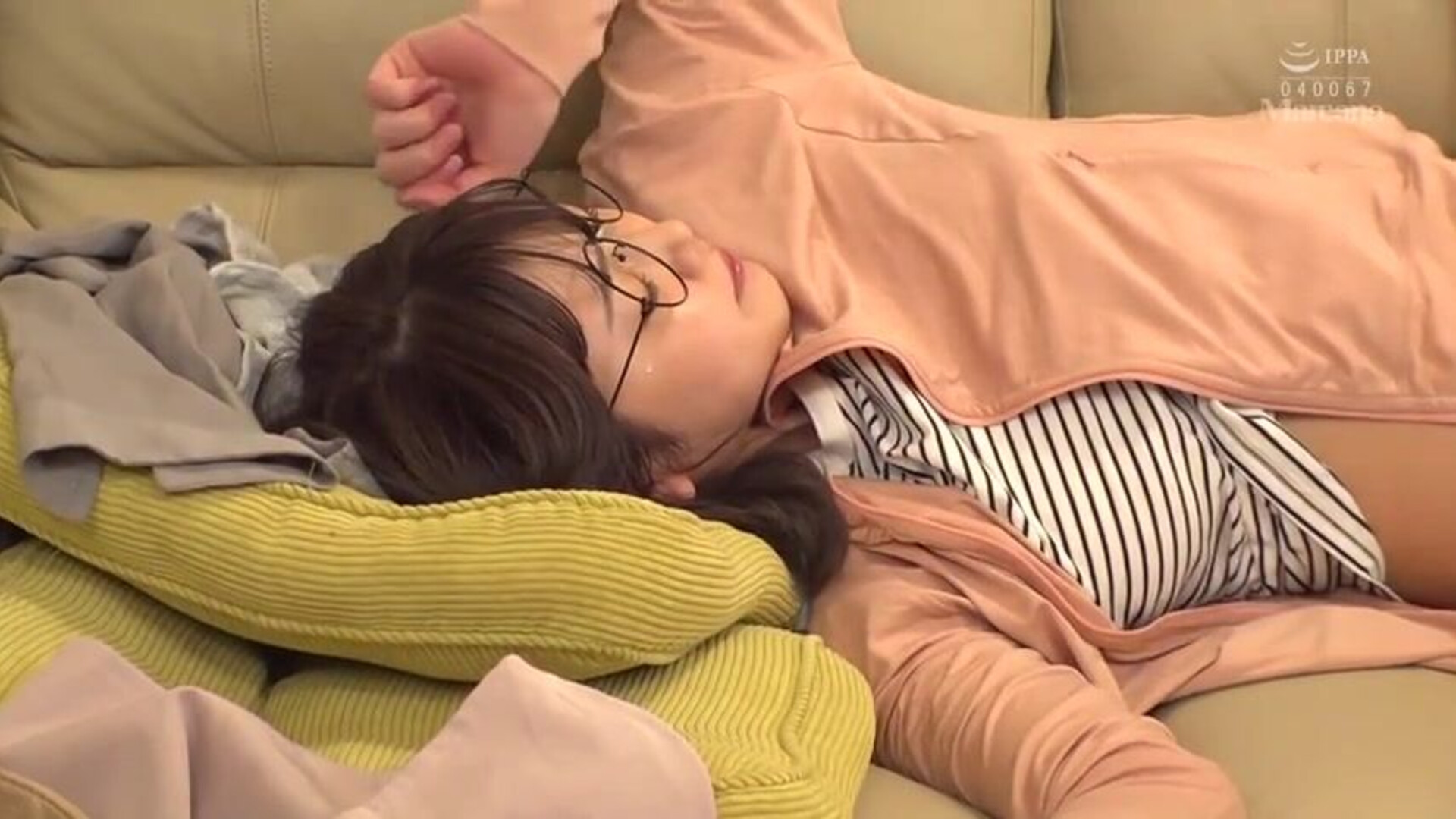 UZU 008 Unresponsive Sex The Smartphone addicted Sisters Don t Realize They re Being - asian
