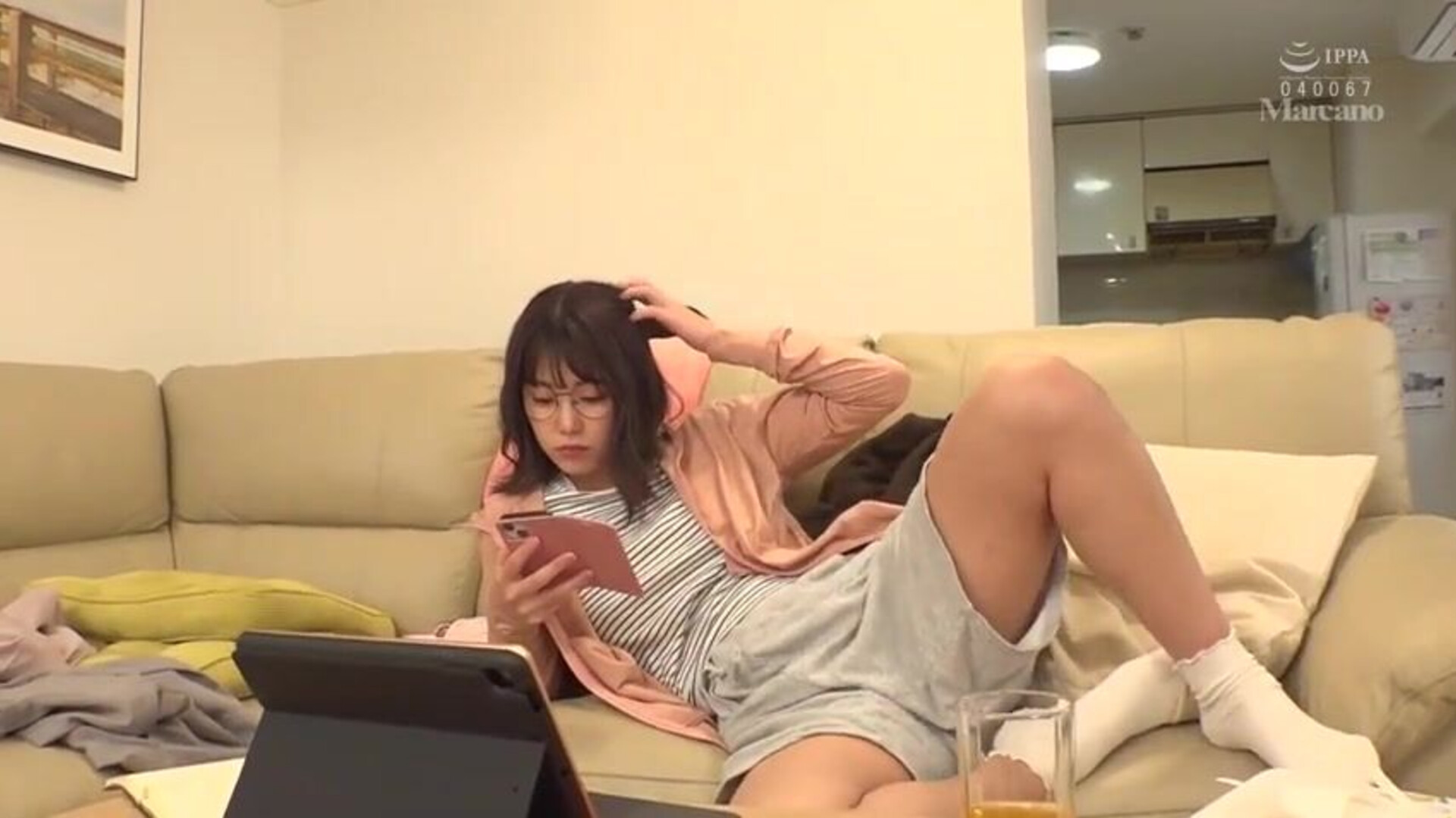 UZU 008 Unresponsive Sex The Smartphone addicted Sisters Don t Realize They re Being - asian