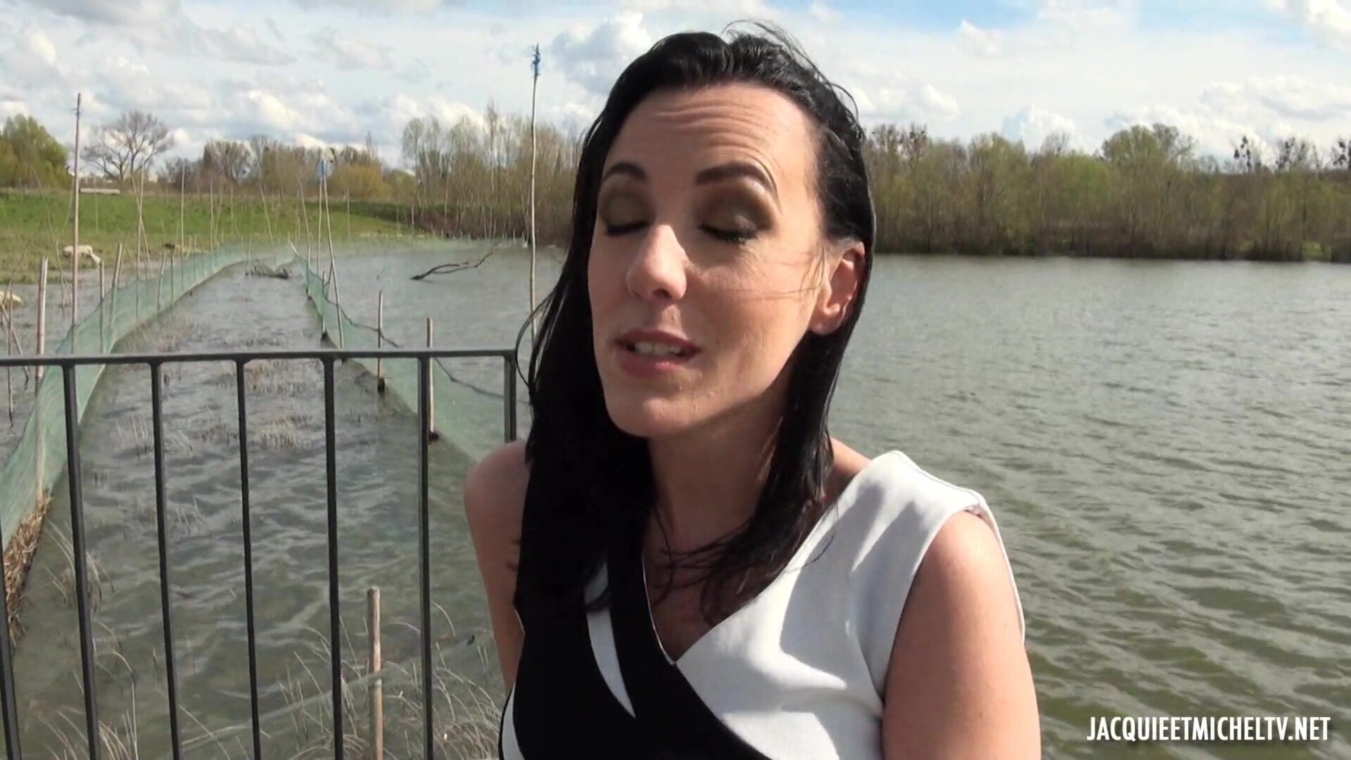 Amy Good weather and sodomy at the edge of the pond - milf - blowjob - big ass