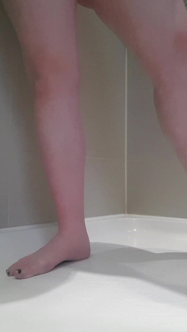 HarmonyReigns Squat Rub And Piss Yourself - milf - big ass - big tits