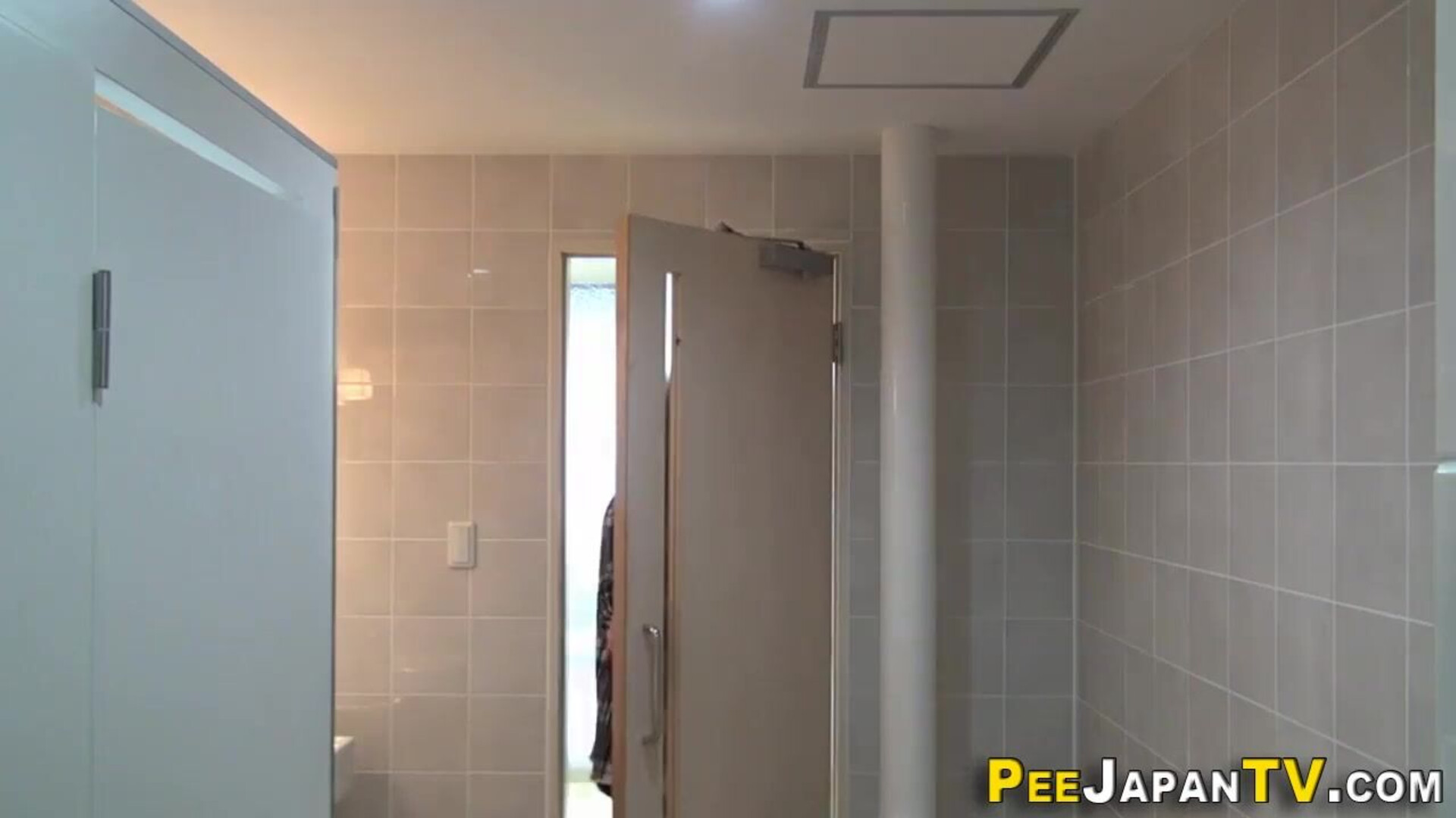 Japanese hottie peeing - japanese - hottie - peeing