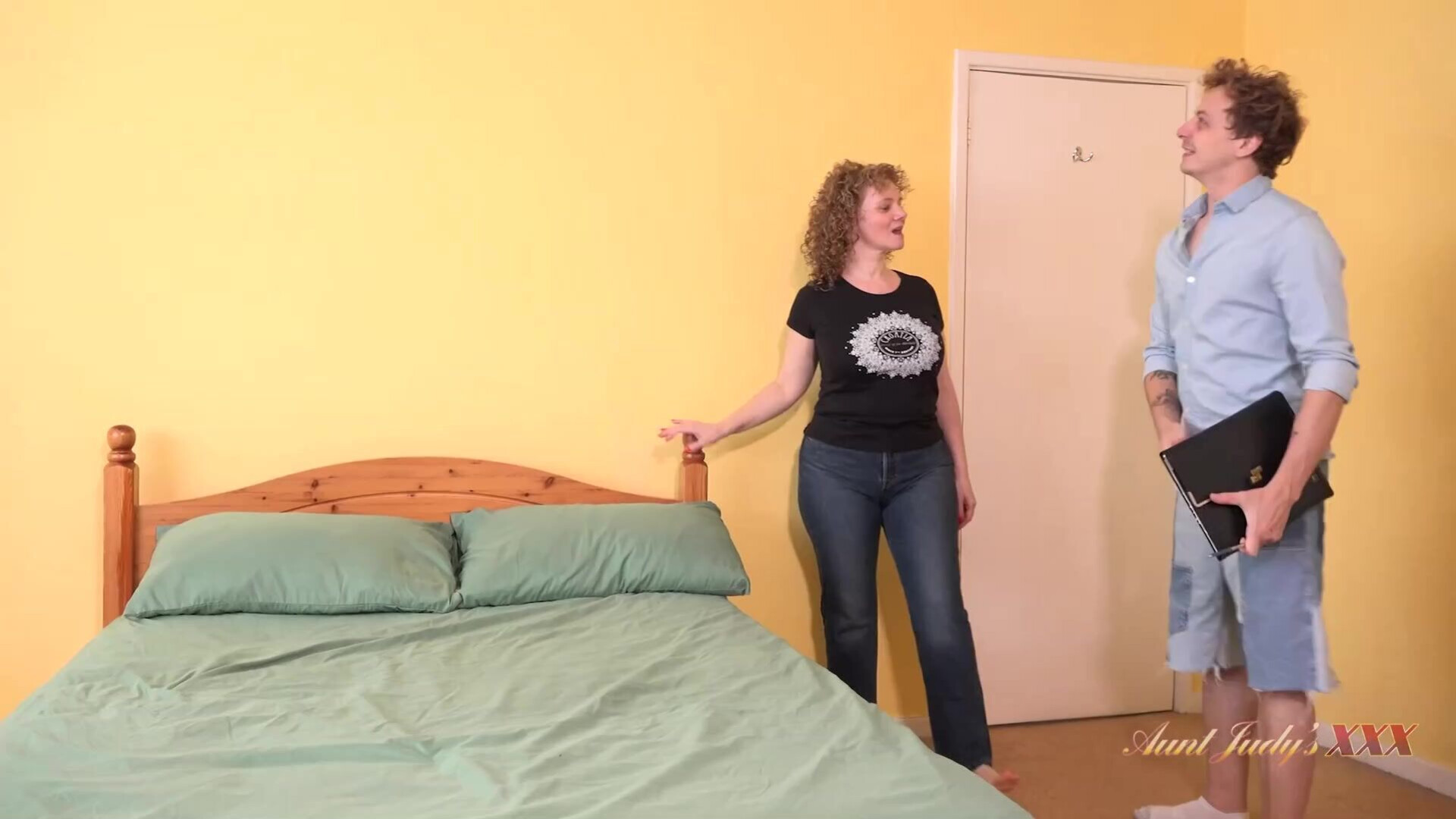 Merce Curly Haired Mature MILF Merce Seduces the Decorator - big ass - big tits - blowjob - sex - fuck