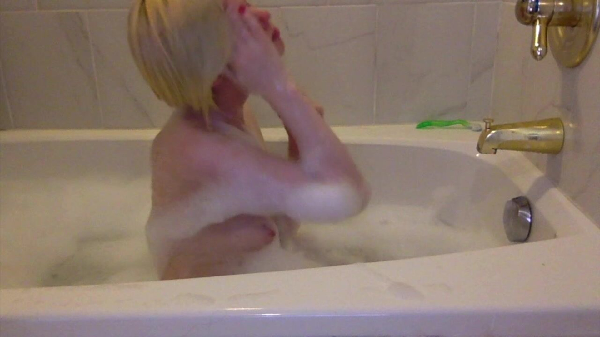 Pearl Sinclair Naughty Bubble Bath Shave And Play - solo - masturbation - amateur