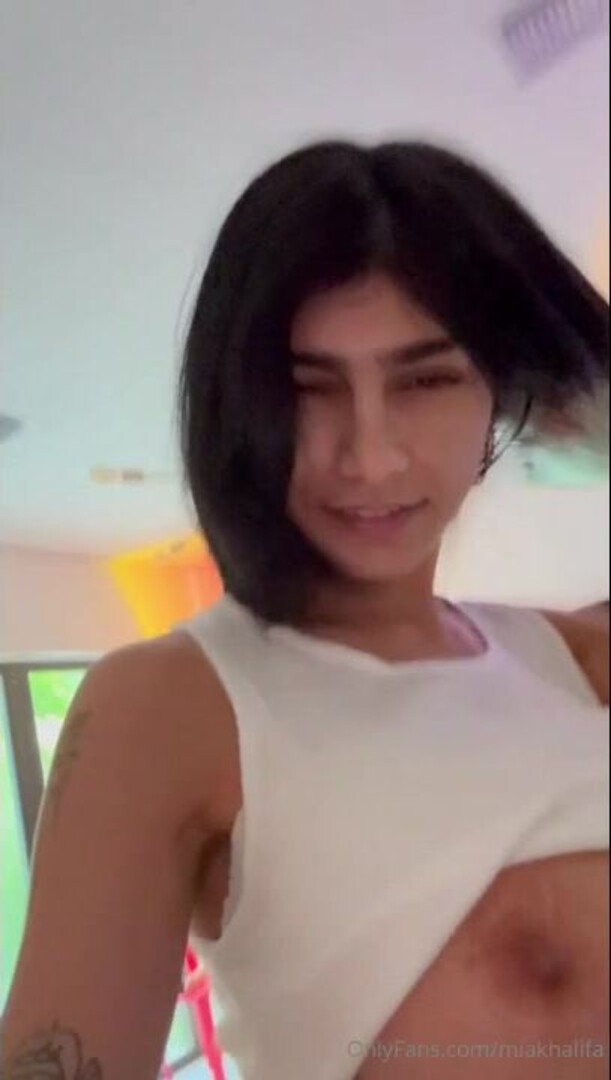 Underboob Tease Scene - big ass - big tits - blowjob - sex - fuck