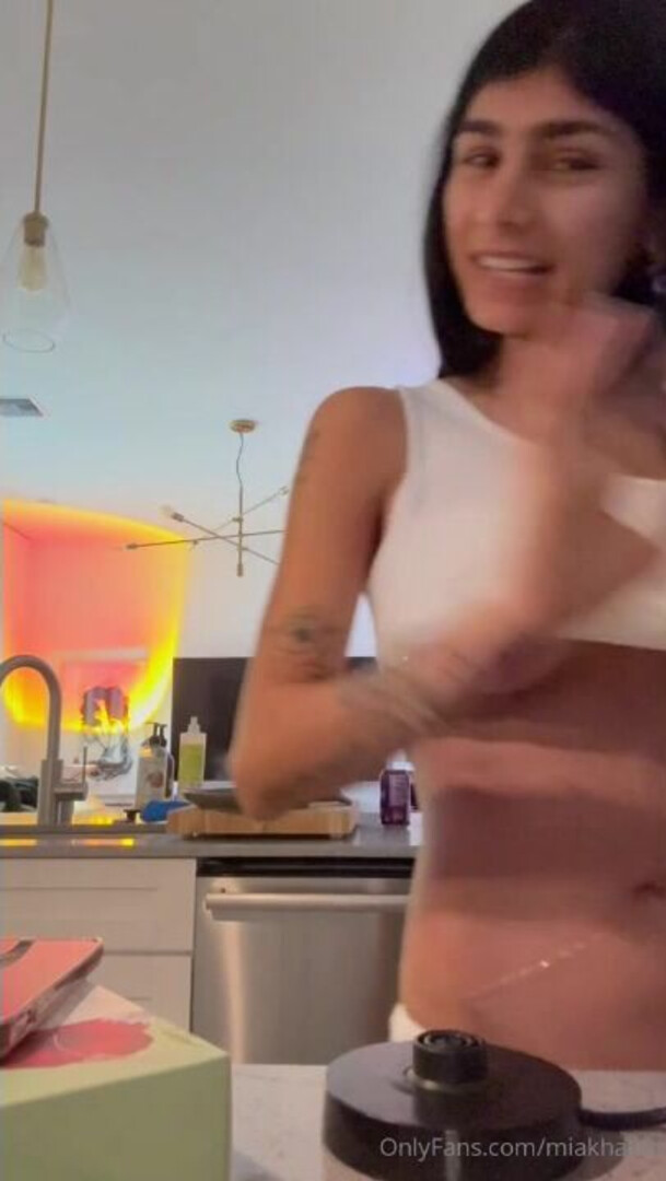 Underboob Tease Scene - big ass - big tits - blowjob - sex - fuck