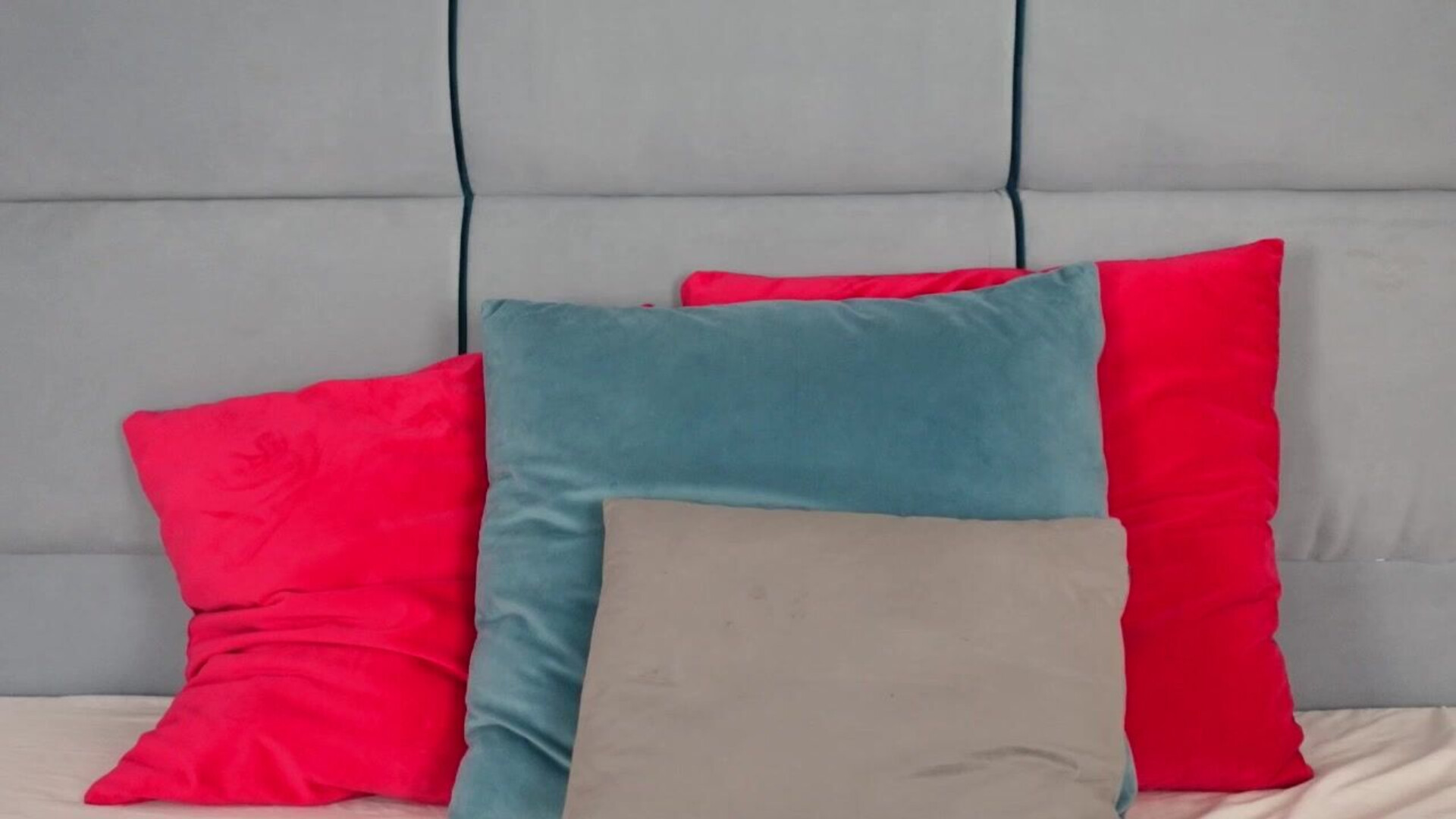 angiebrooks 2025 11 24 03h31m18s - webcam