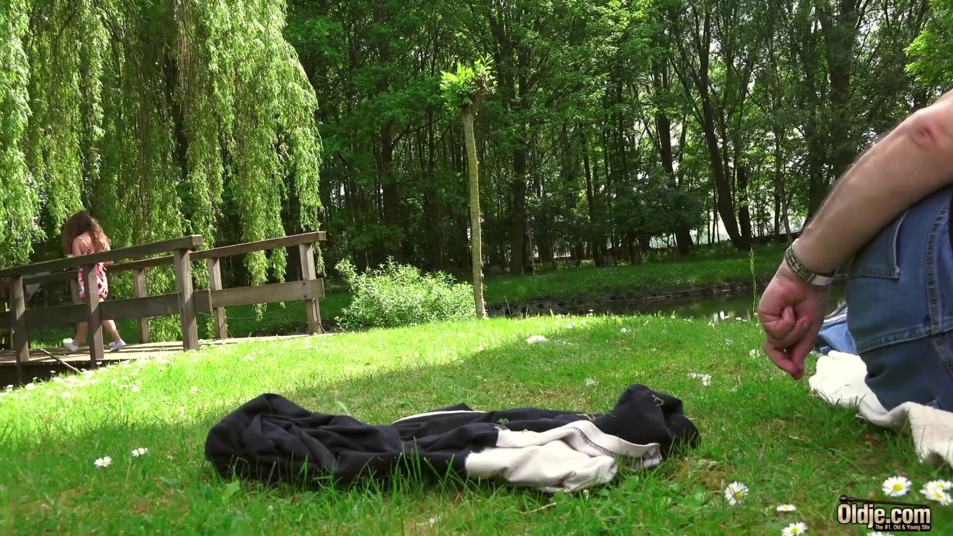 Bunny Babe Bunny And The Beast - outdoor - curly - parc - grandpa - shaved pussy - blowjob - pussy licking - riding - cumshot