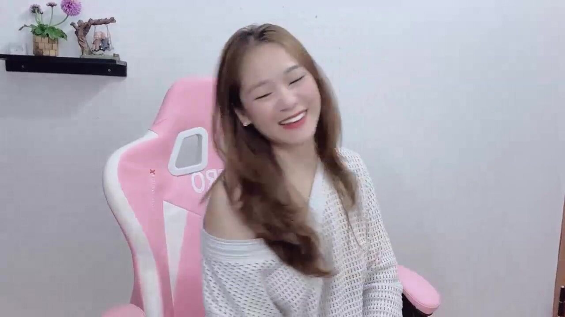 Luna 2023 06 26 2 - asian - webcam - luna
