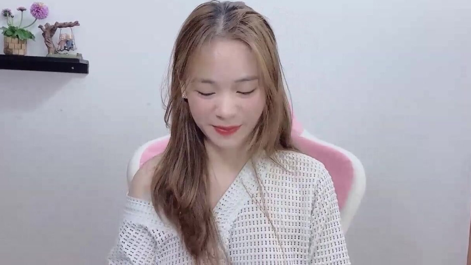 Luna 2023 06 26 2 - asian - webcam - luna
