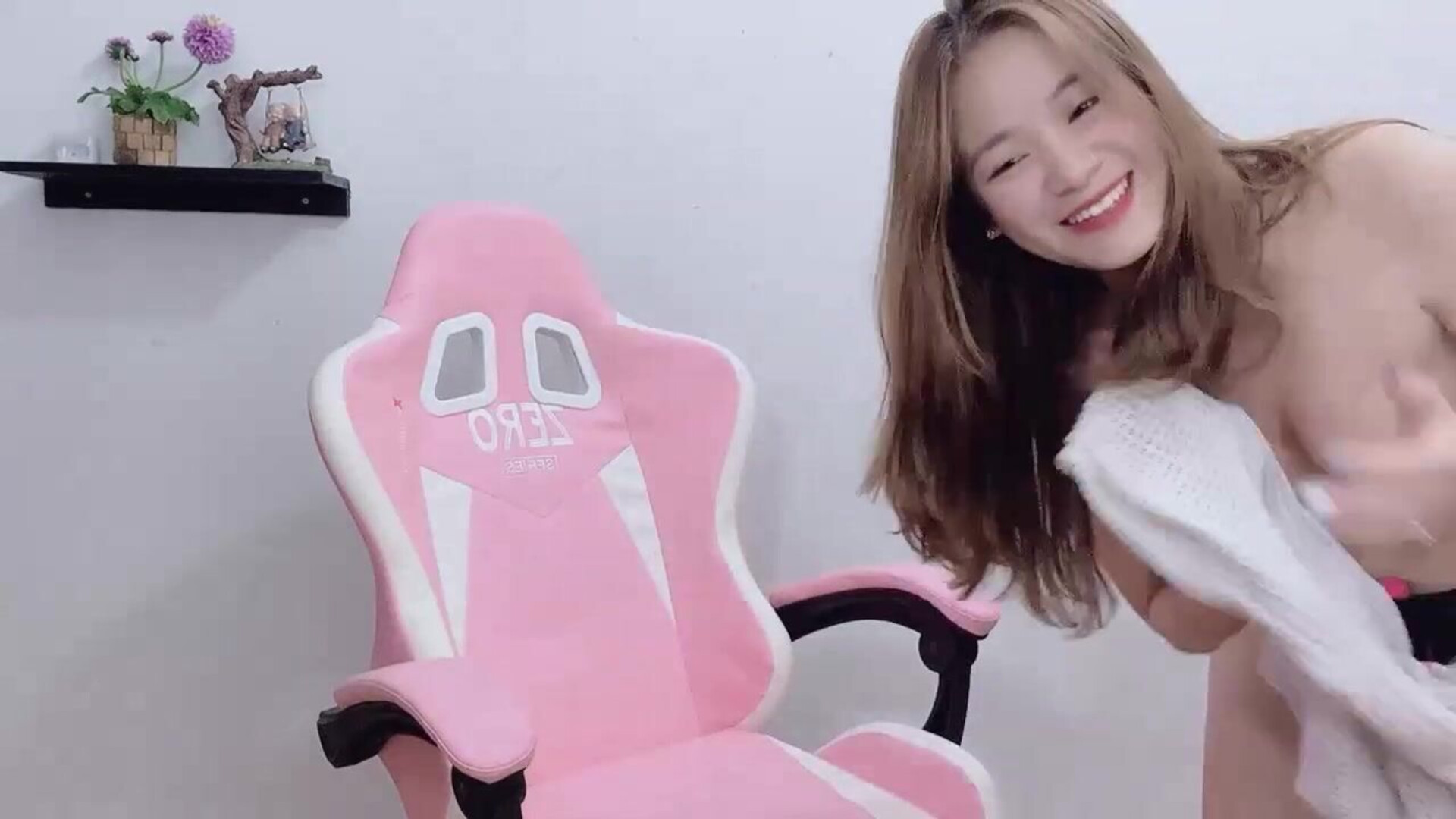 Luna 2023 06 26 2 - asian - webcam - luna