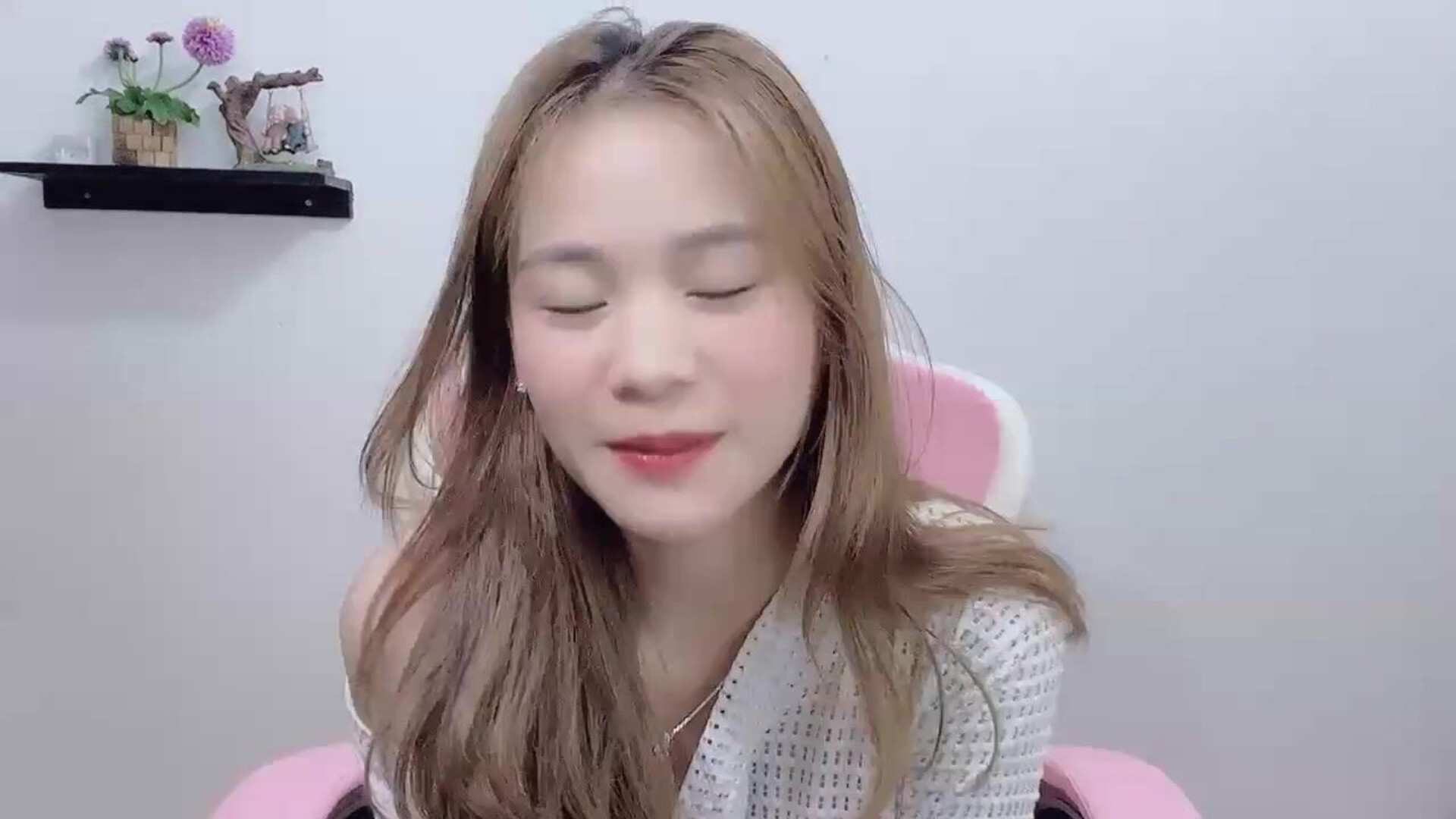 Luna 2023 06 26 2 - asian - webcam - luna