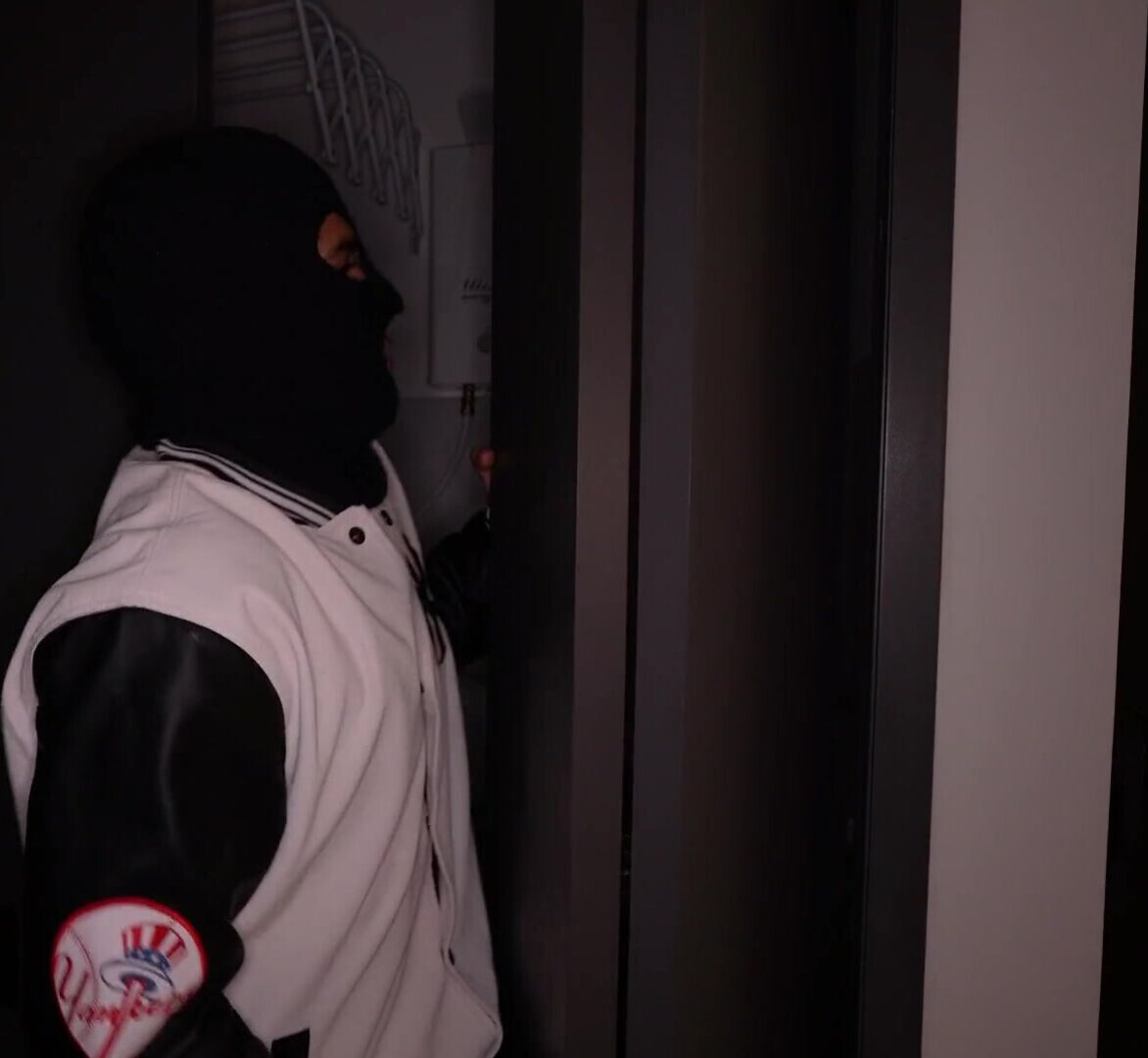 Masked thief breaks into the house Mariana Martix - deepthroat - big tits - big ass - hardcore - theif - masked man - mariana matrix