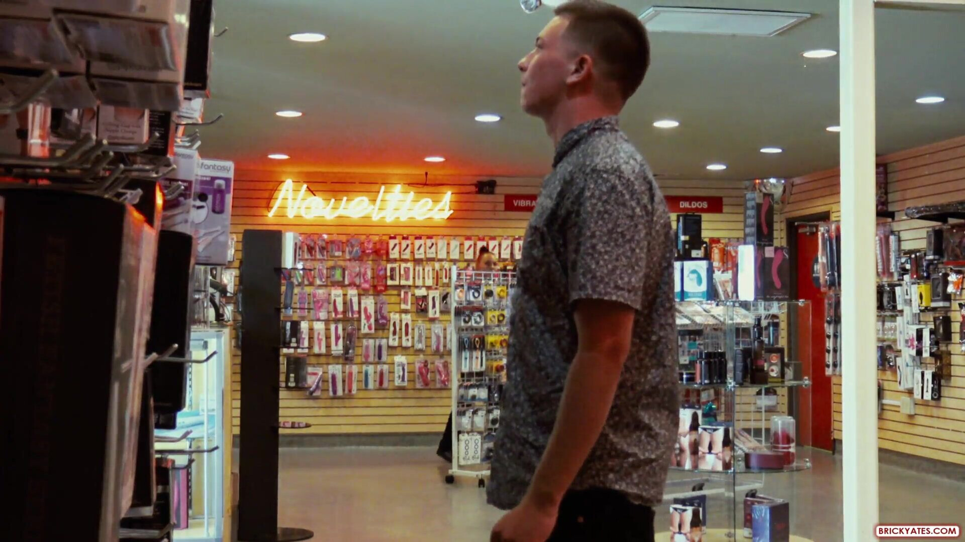 Officer Sanders Local security guard sucked off a customer - milf - big ass - blowjob