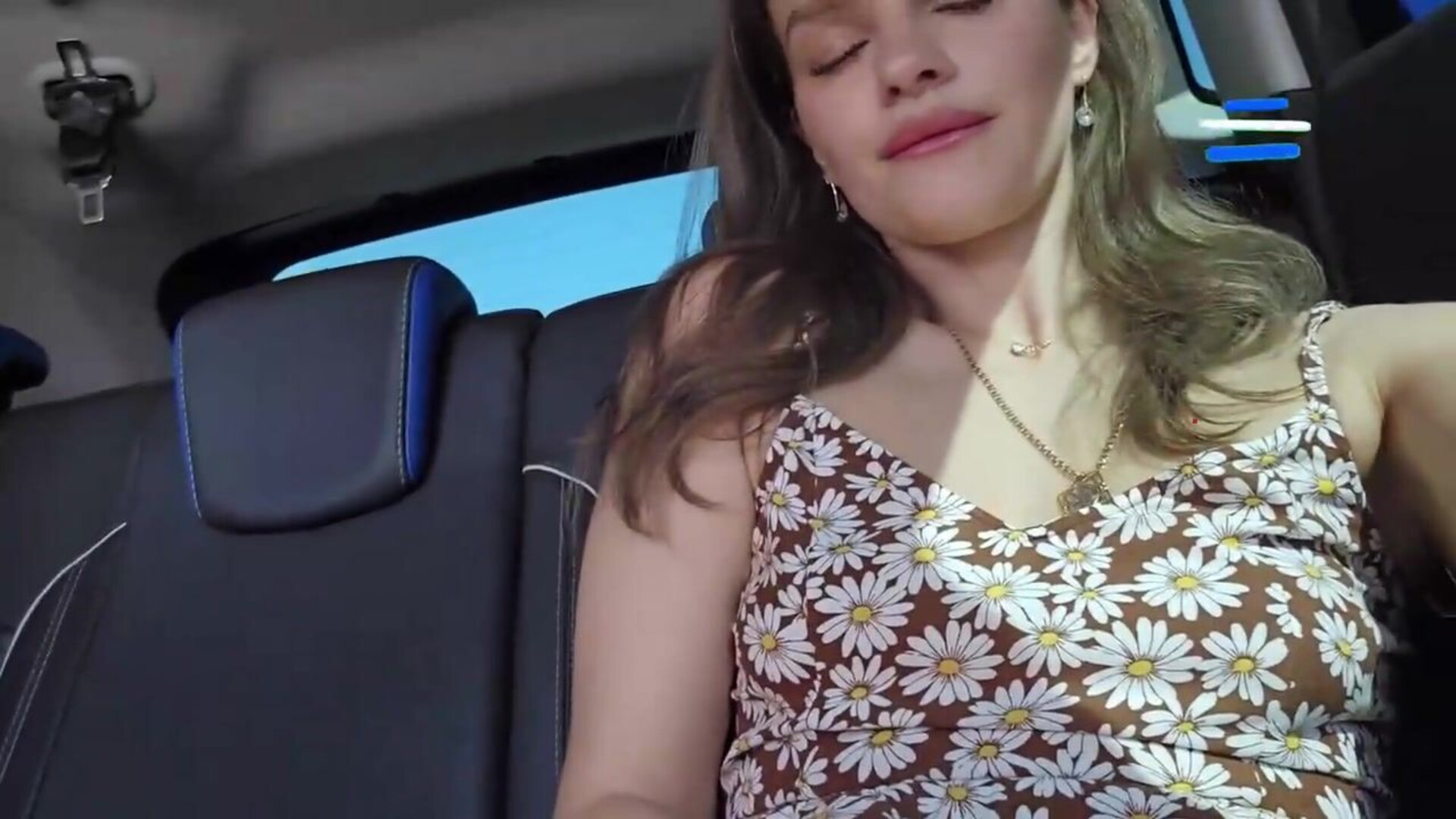 Solo female fingering her pinkish cootchie in public, super hot and sexy! - sweet - public - girl masturbating - public masturbation - amateur - pink pussy - orgasme - hardcore - the clitoris - short dress
