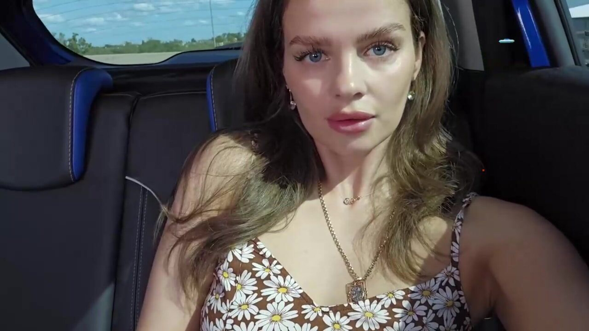Solo female fingering her pinkish cootchie in public, super hot and sexy! - sweet - public - girl masturbating - public masturbation - amateur - pink pussy - orgasme - hardcore - the clitoris - short dress