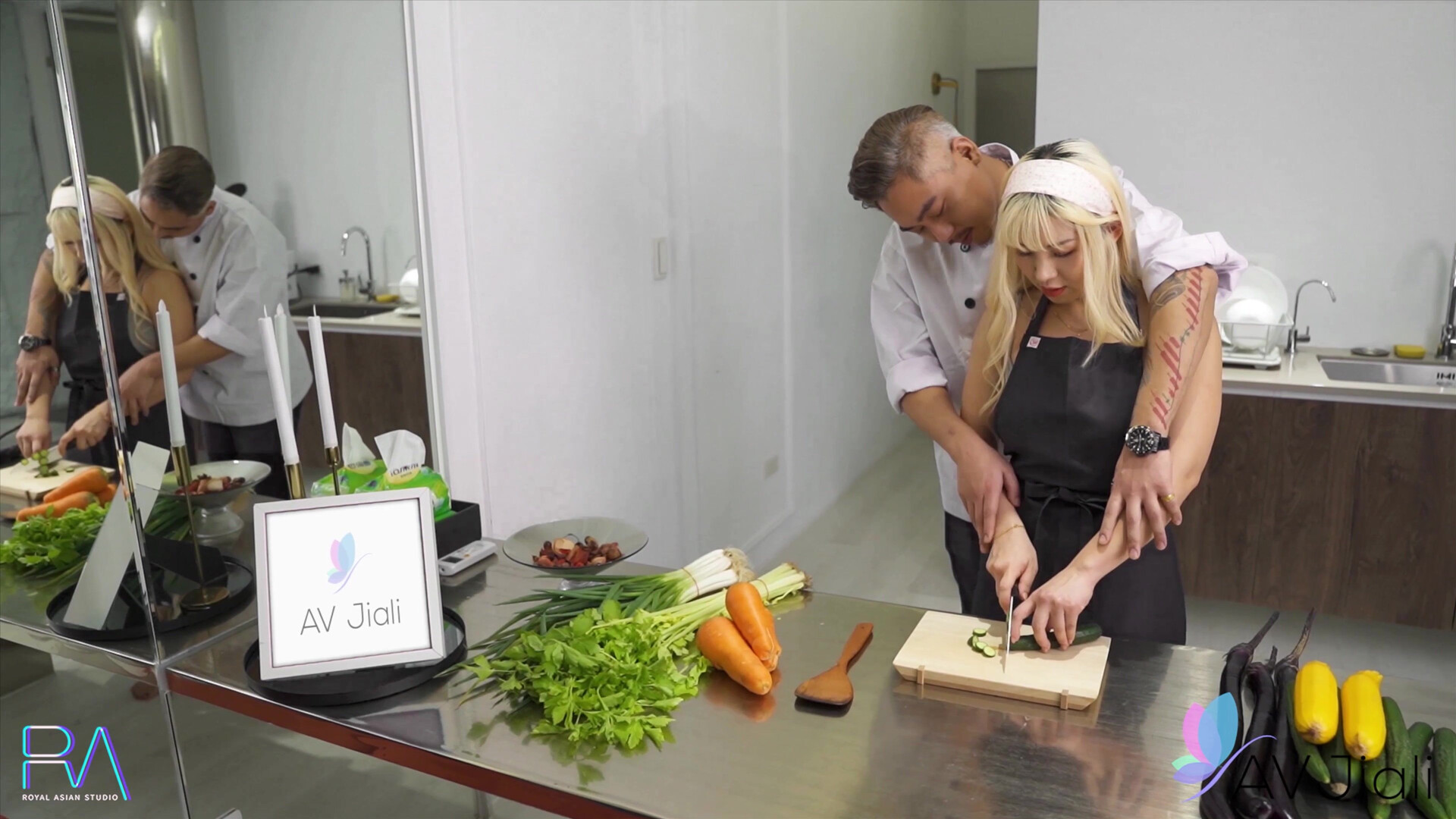 Lilit Luona Li Na Luo Na Rona Lina Wants To Learn To Cook So She Invites A Ch - chinese