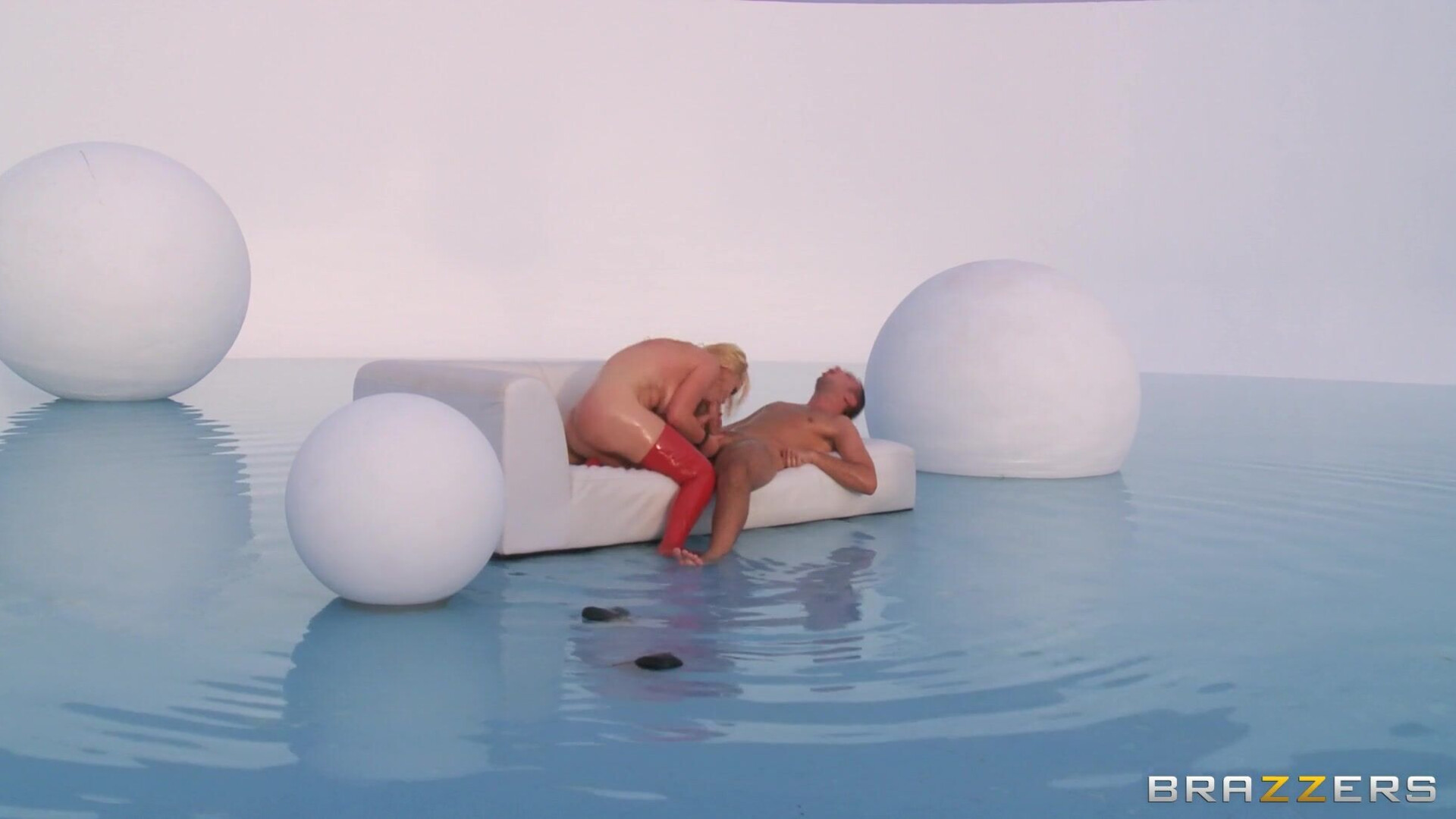 Nikki wet butt - anal