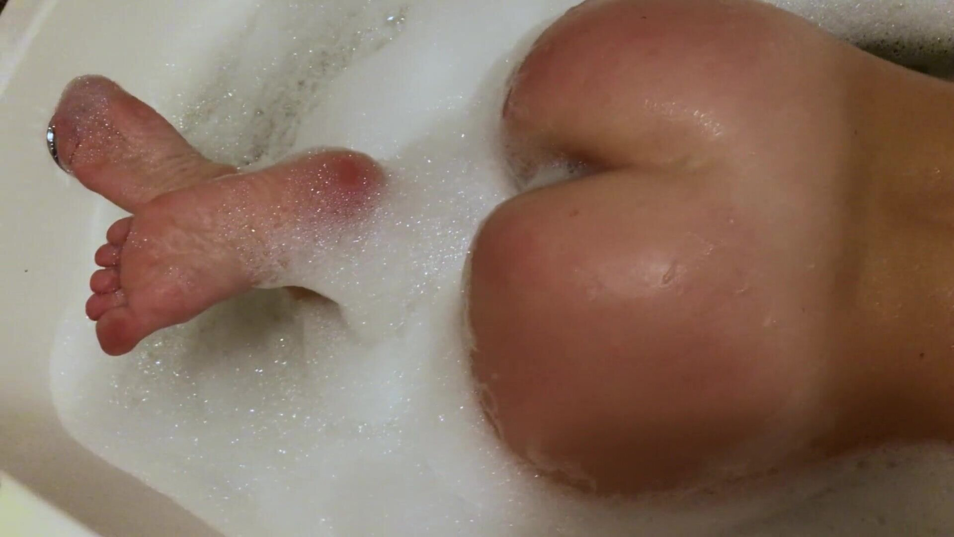 Dirty Lady Big Tits MILF Enjoys her Foamy Bath Rate my Sexy Wet Ass and Boobs 4К - softcore - amateur - solo