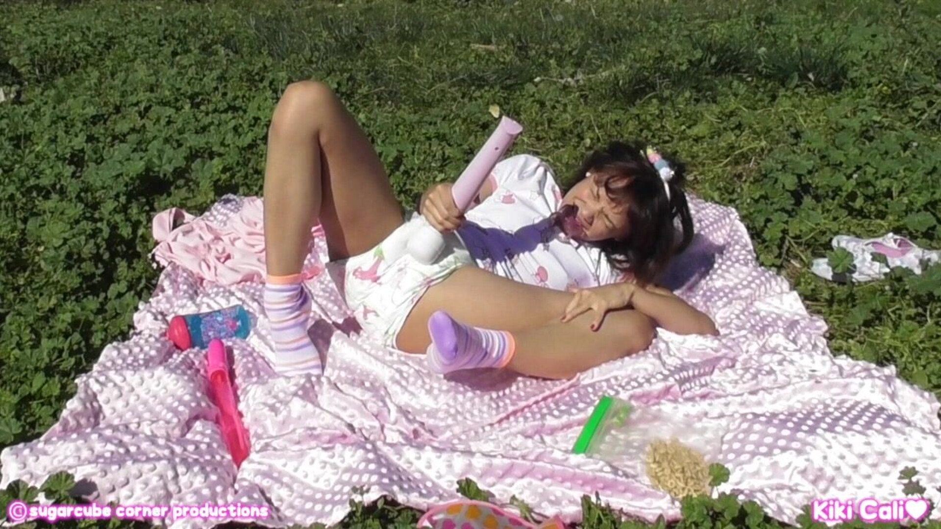 Kiki Cali Backyard Blankie Cummies - brunette - masturbation