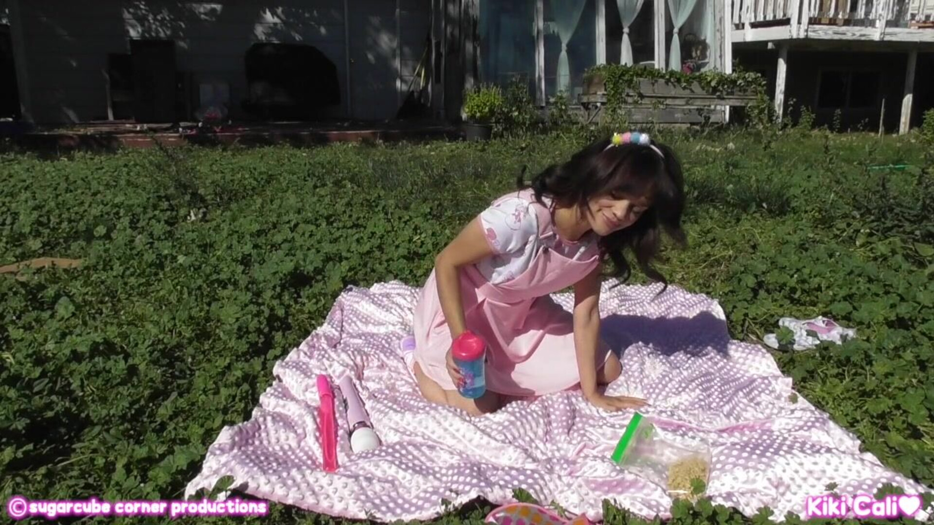 Kiki Cali Backyard Blankie Cummies - brunette - masturbation