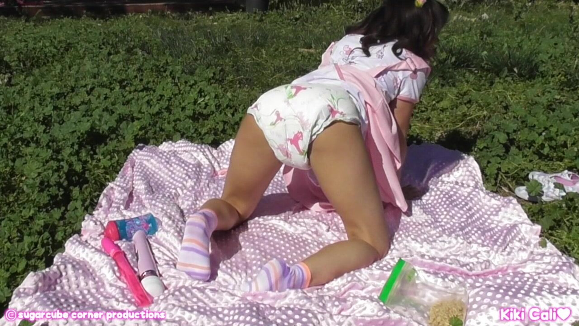 Kiki Cali Backyard Blankie Cummies - brunette - masturbation