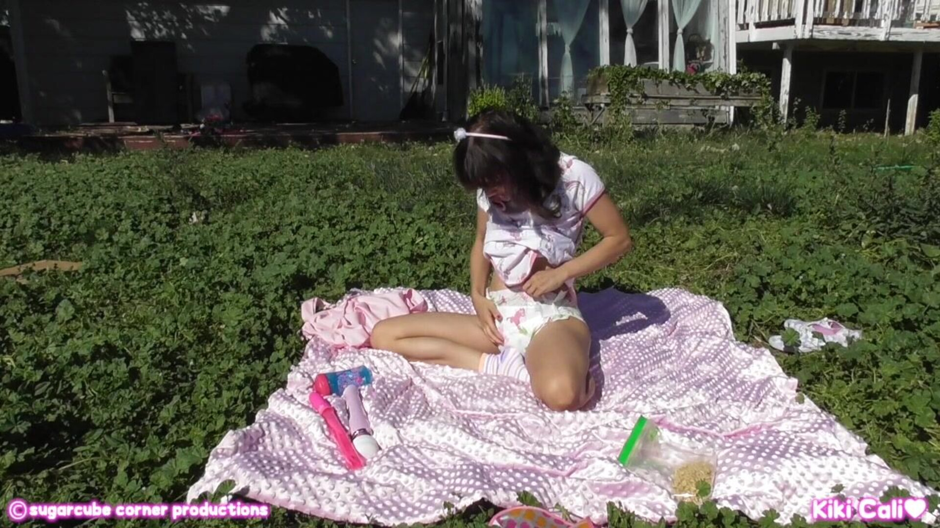 Kiki Cali Backyard Blankie Cummies - brunette - masturbation