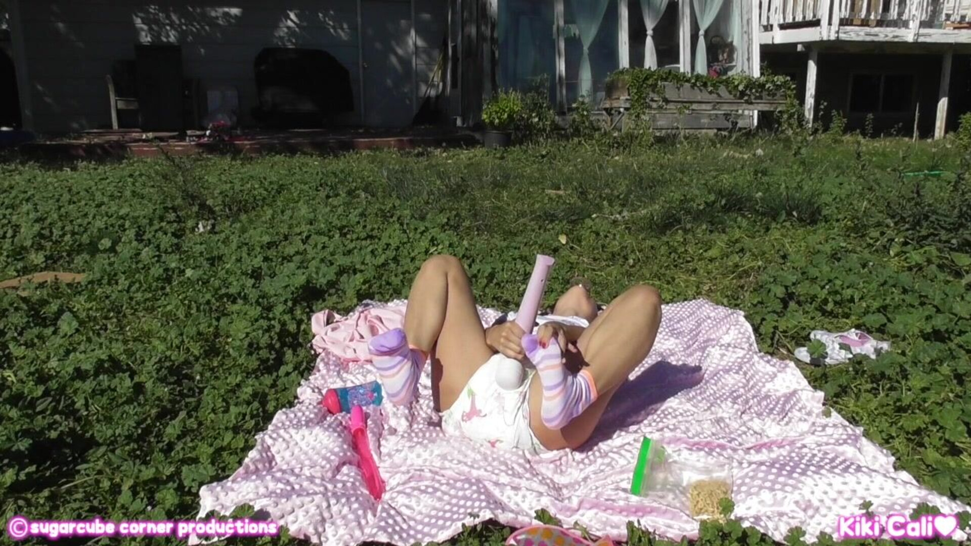 Kiki Cali Backyard Blankie Cummies - brunette - masturbation