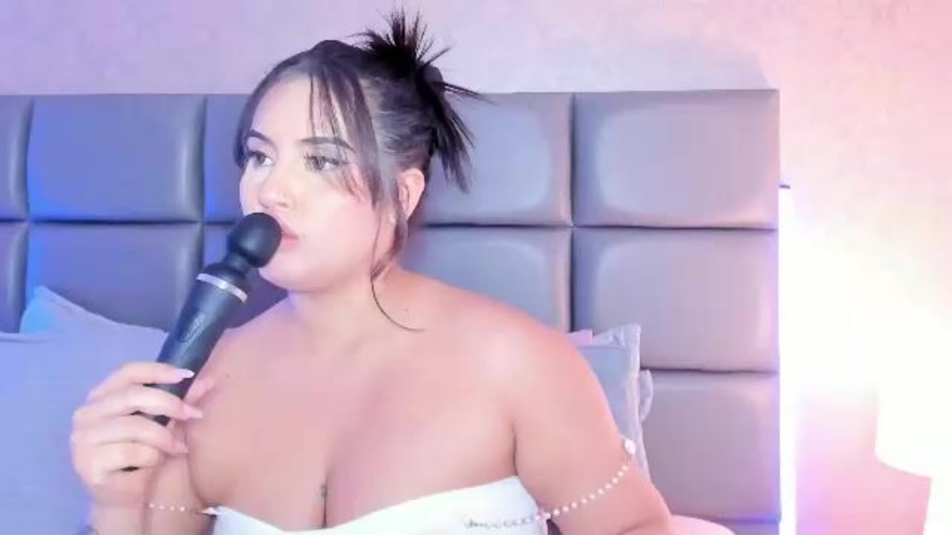 laurahott 2025 12 03 17h40m13s - webcam