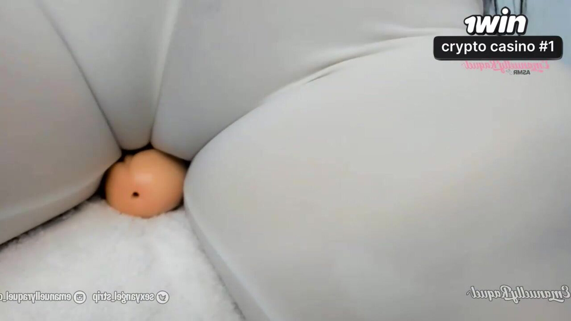 Morena luxuosa com camiseta molhada e legging branca justa sentando no brinquedo em c - see through - yoga - esfregando - 18 a 25 anos - calca socada - big tits - xxx - culona - rubbing - hardcore