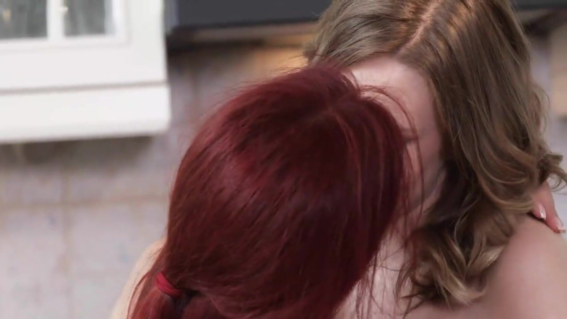 Unwind With Me (Sirena Milano i Alice Klay) - lesbian