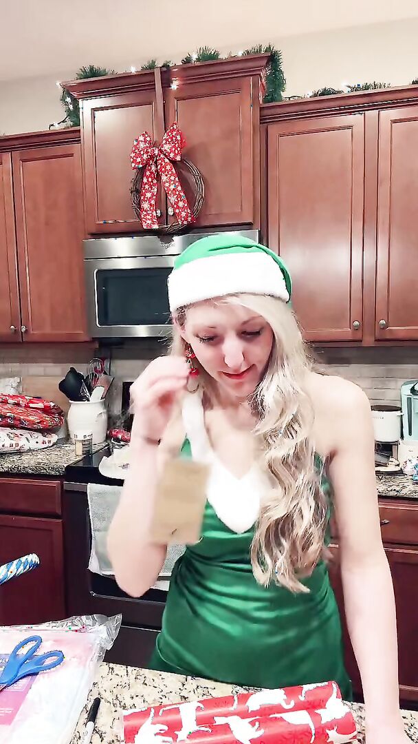 ErikaSwingz - Wrapping Christmas Presents LIVE - ManyVids - blonde - milf - big tits - natural tits - pov - blowjob