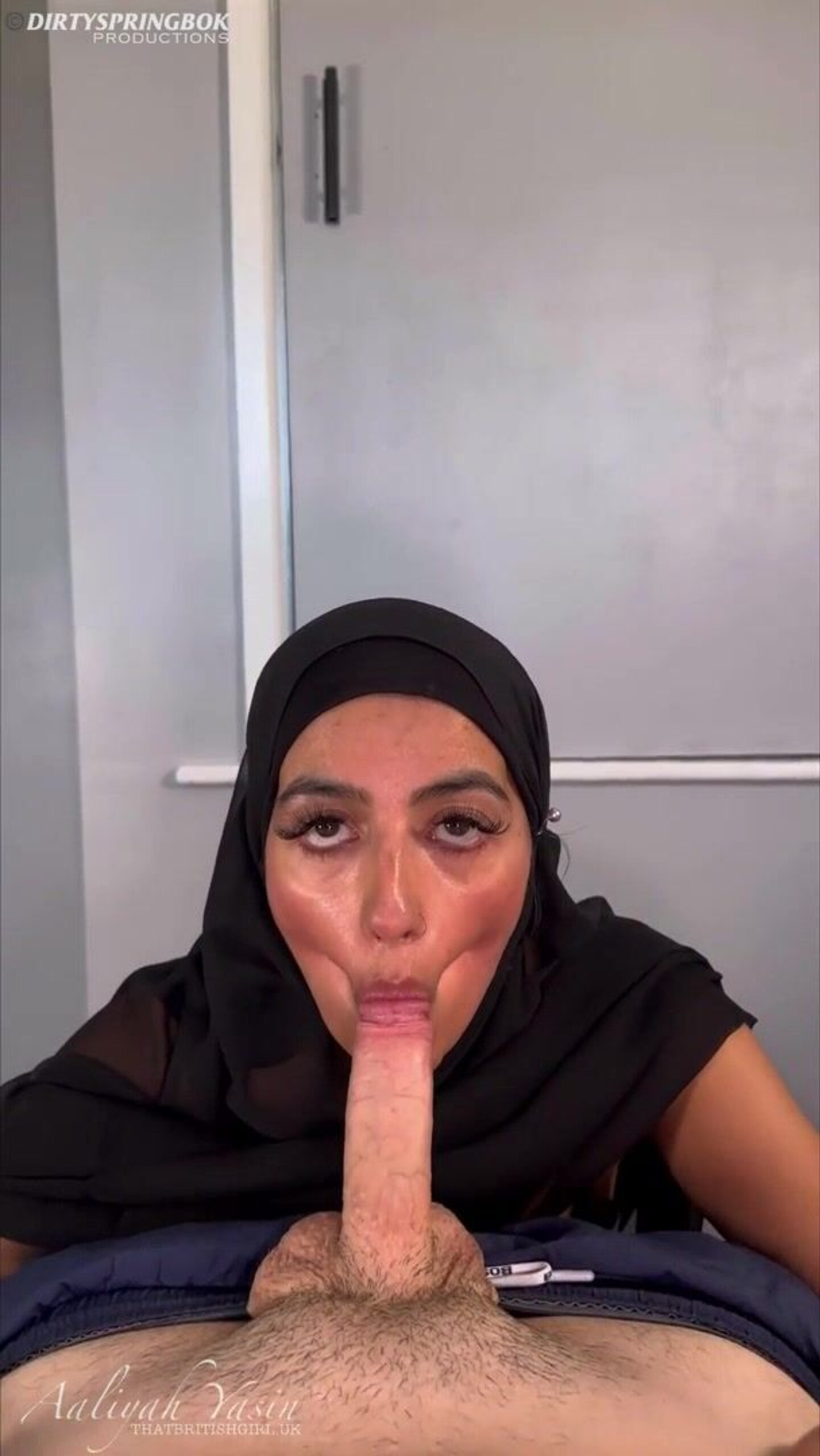 Aaliyah Yasin - Rapariga festeira que usa hijab recebe uma enorme ejaculação facial do seu meio-irmão - OnlyFans - OnlyFans - meio-irmão - ejaculação facial - MILF - morena - POV - conversa picante - mamas grandes - mamas falsas